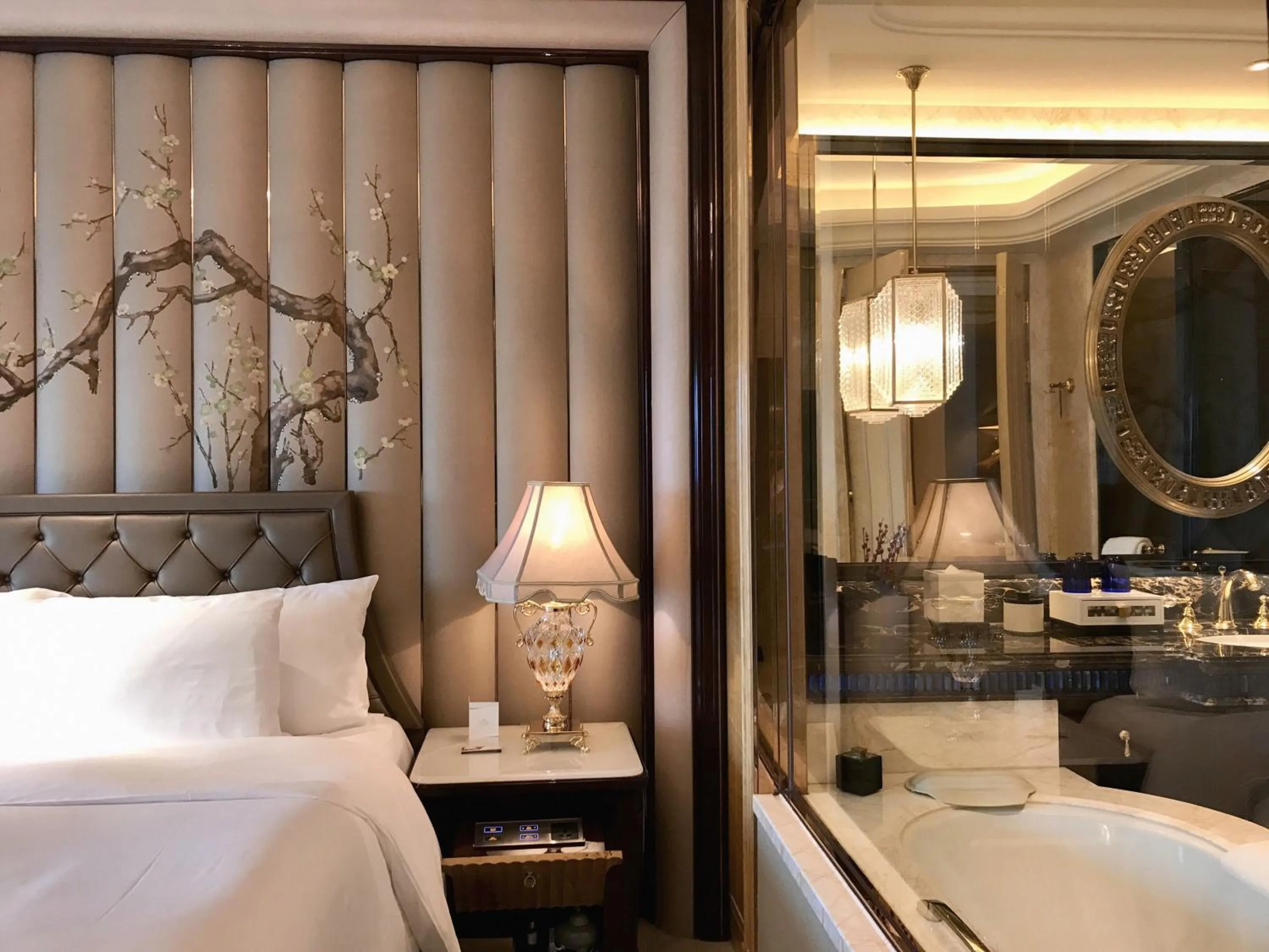 Bathroom, Bed in Wanda Reign Wuhan