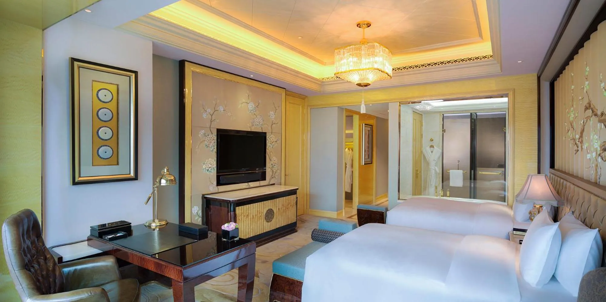 Photo of the whole room, Bed in Wanda Reign Wuhan