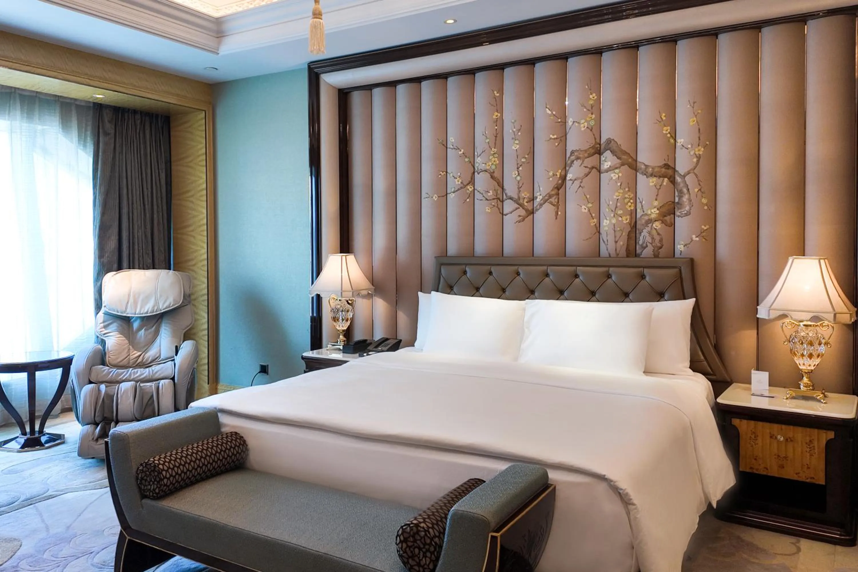 Photo of the whole room, Bed in Wanda Reign Wuhan