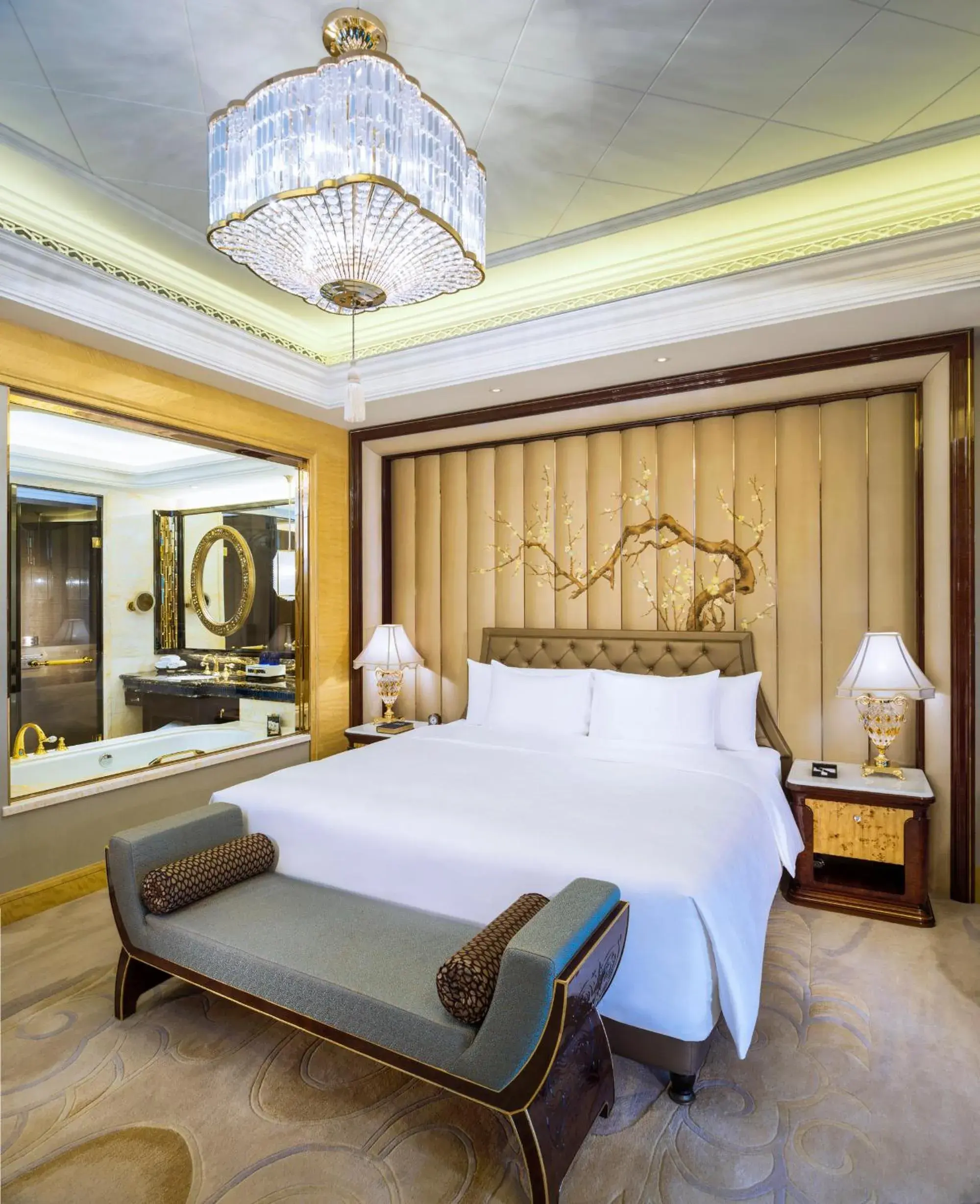 Executive King Room with Lake View in Wanda Reign Wuhan Executive King Room with Lake View in Wanda Reign Wuhan