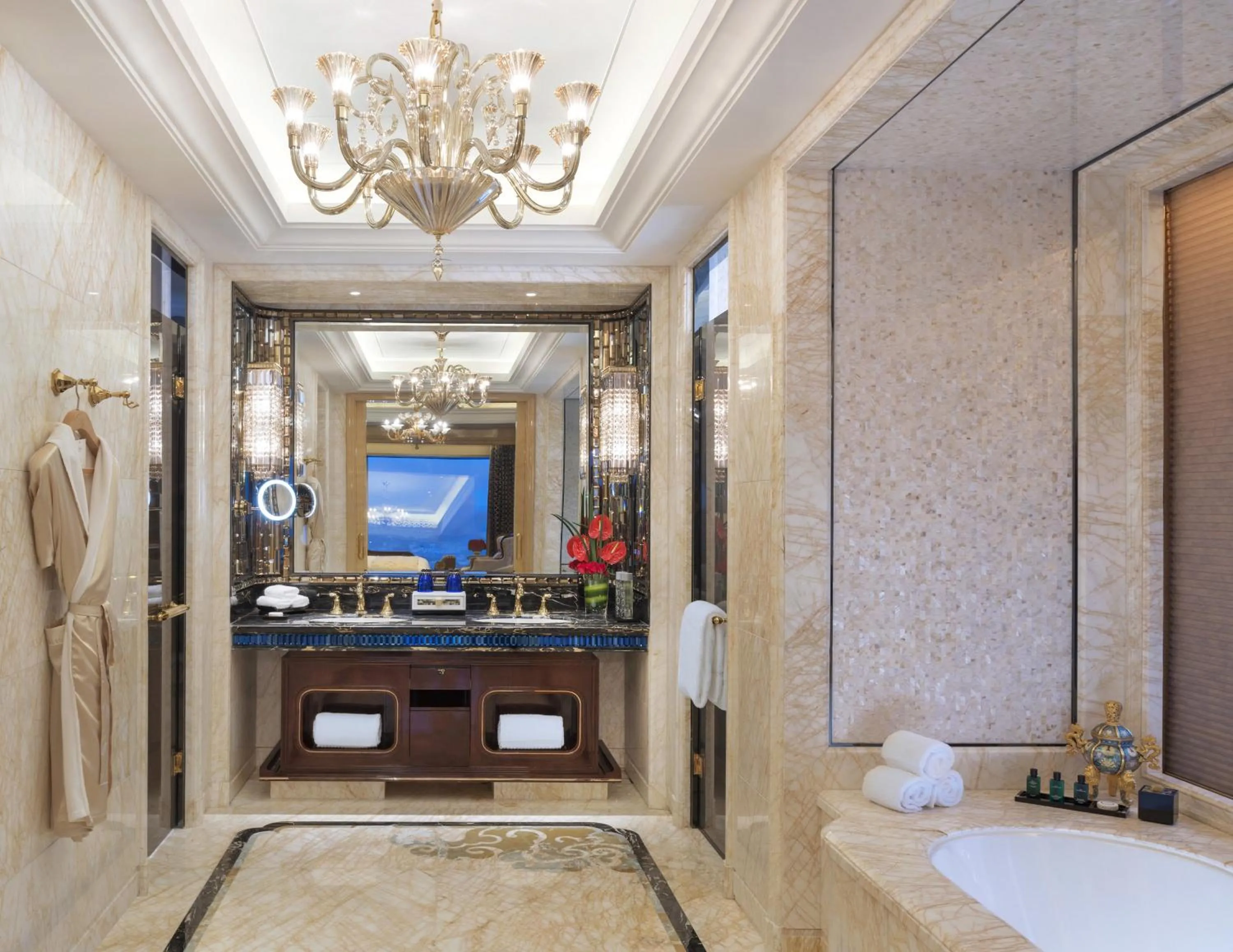 Bathroom, Bed in Wanda Reign Wuhan