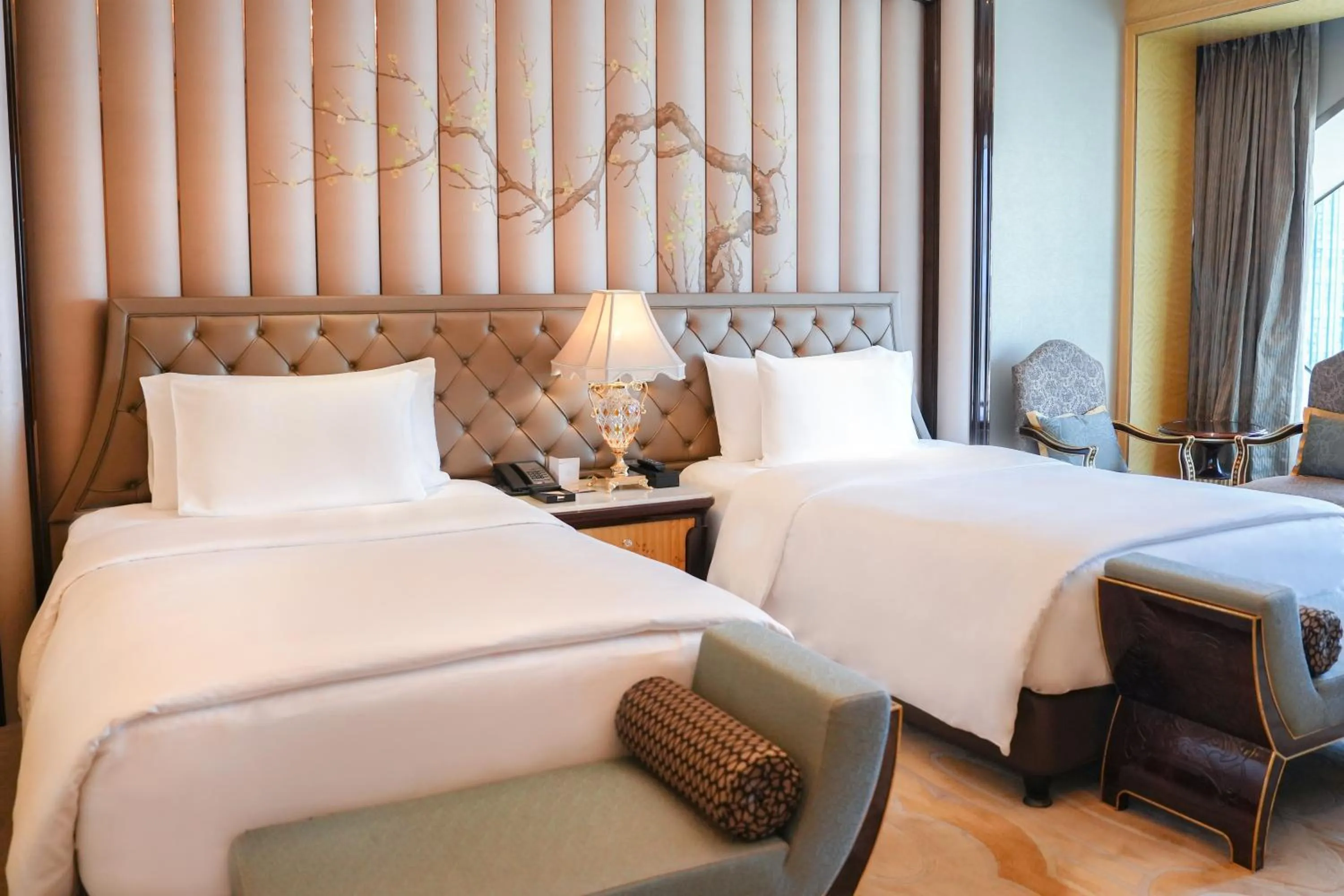 Photo of the whole room, Bed in Wanda Reign Wuhan