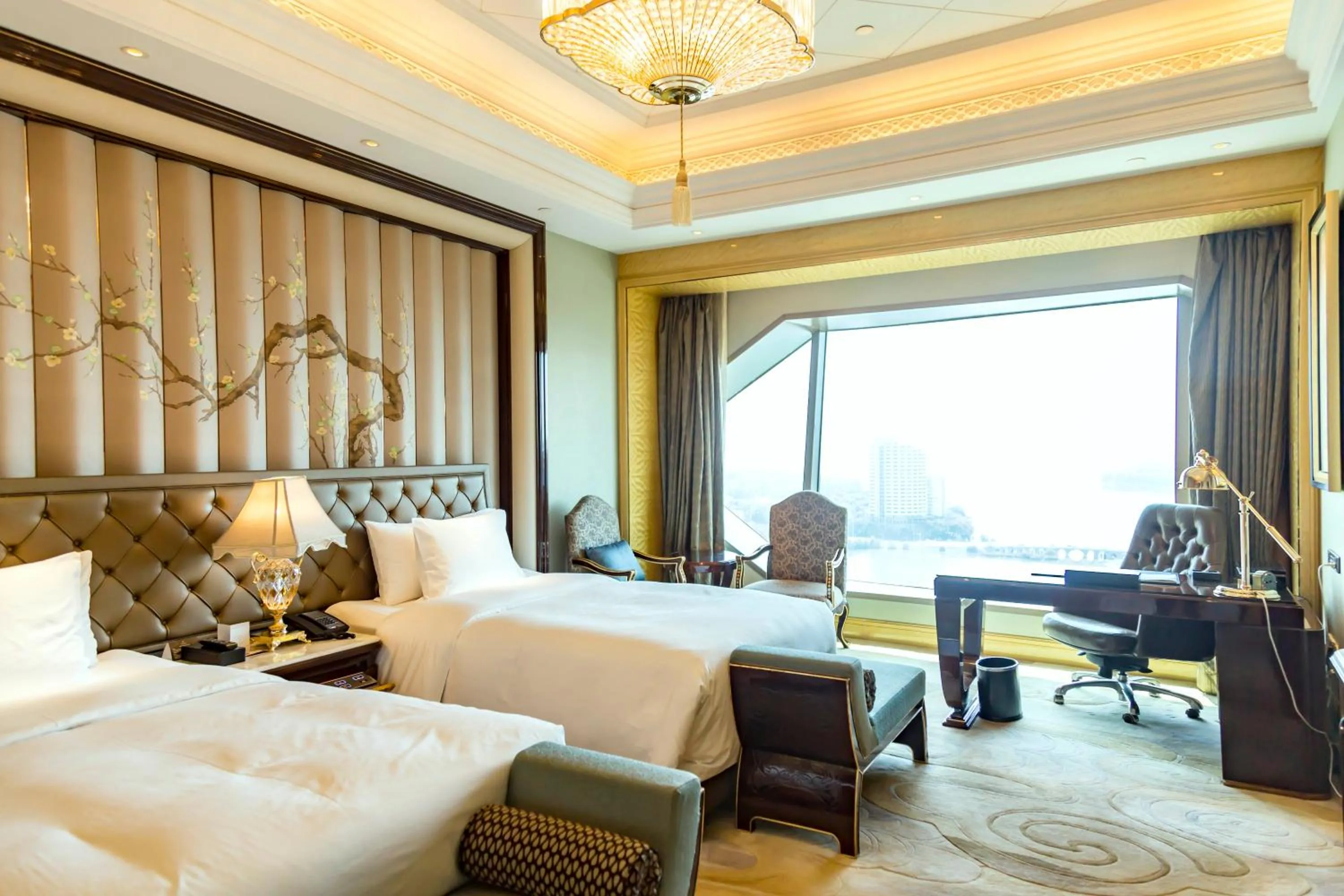 Photo of the whole room, Bed in Wanda Reign Wuhan