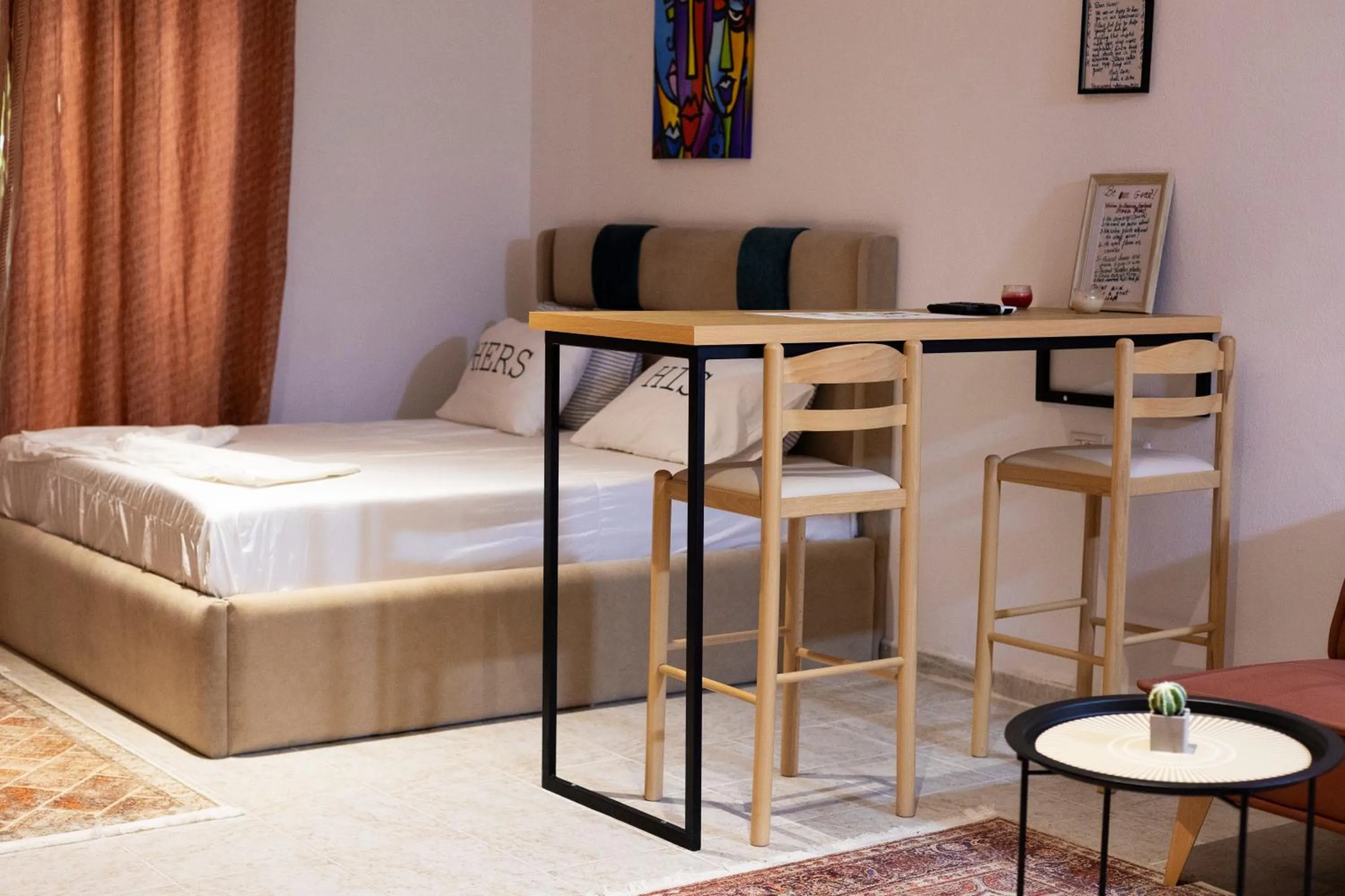 Seating area, Bed in Atomium apartments