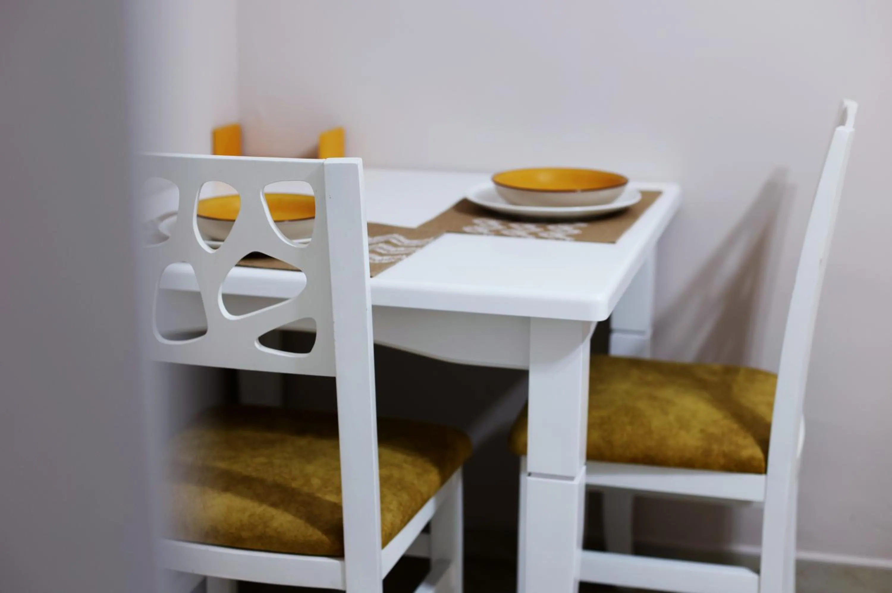 Dining area, Bed in Atomium apartments