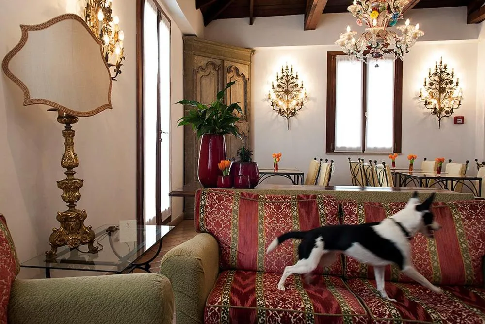 Communal lounge/ TV room in Hotel Columbia