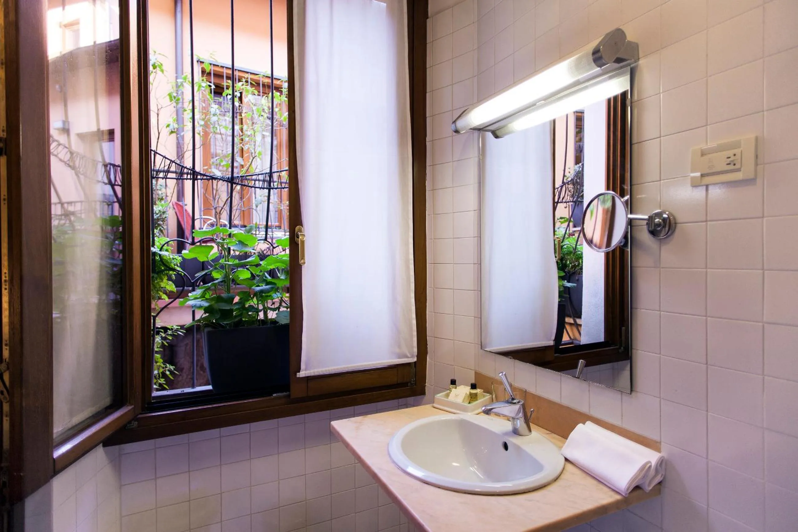 Bathroom in Hotel Columbia