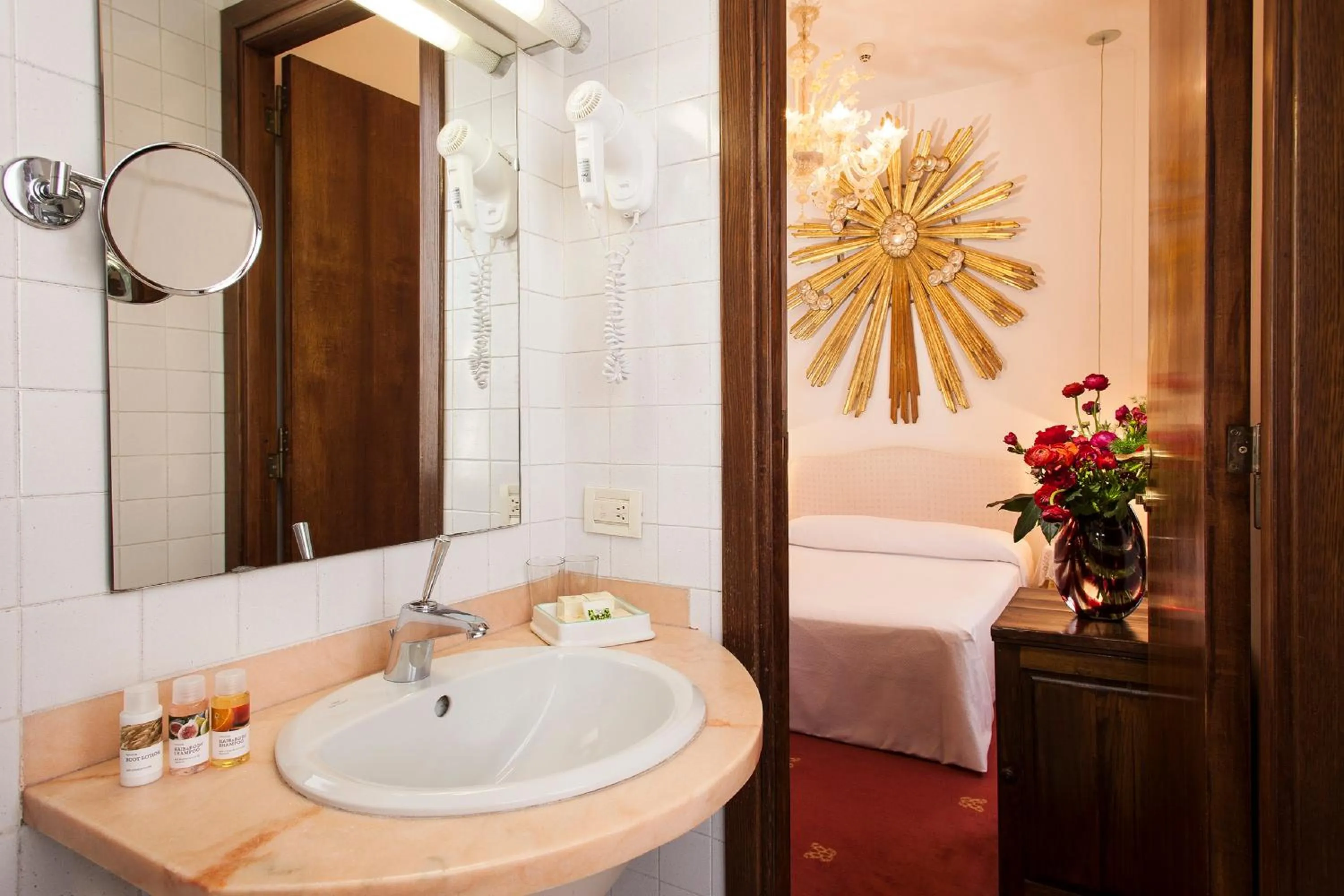 Bathroom, Bed in Hotel Columbia