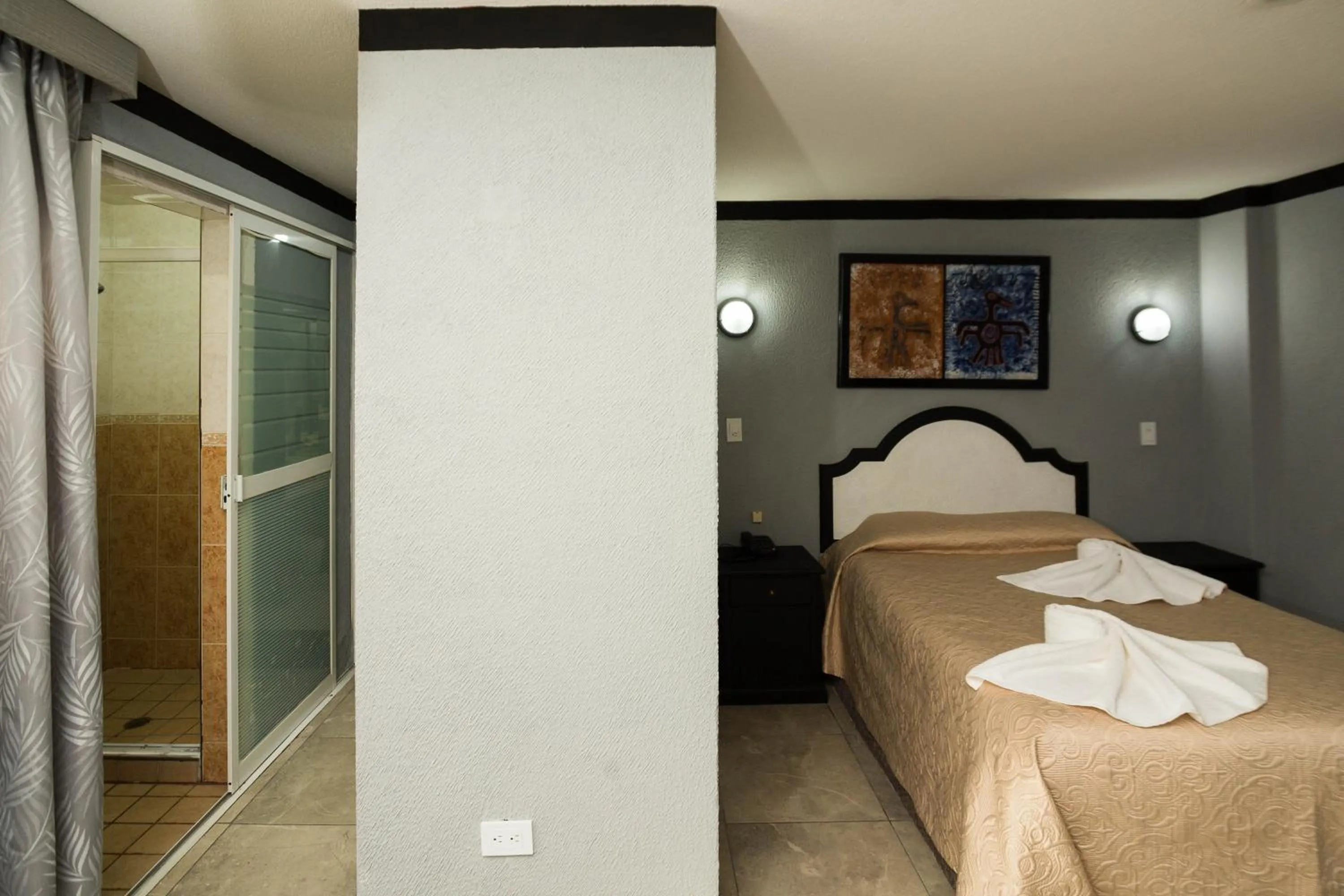 Photo of the whole room, Bed in Hotel Restaurant 1904