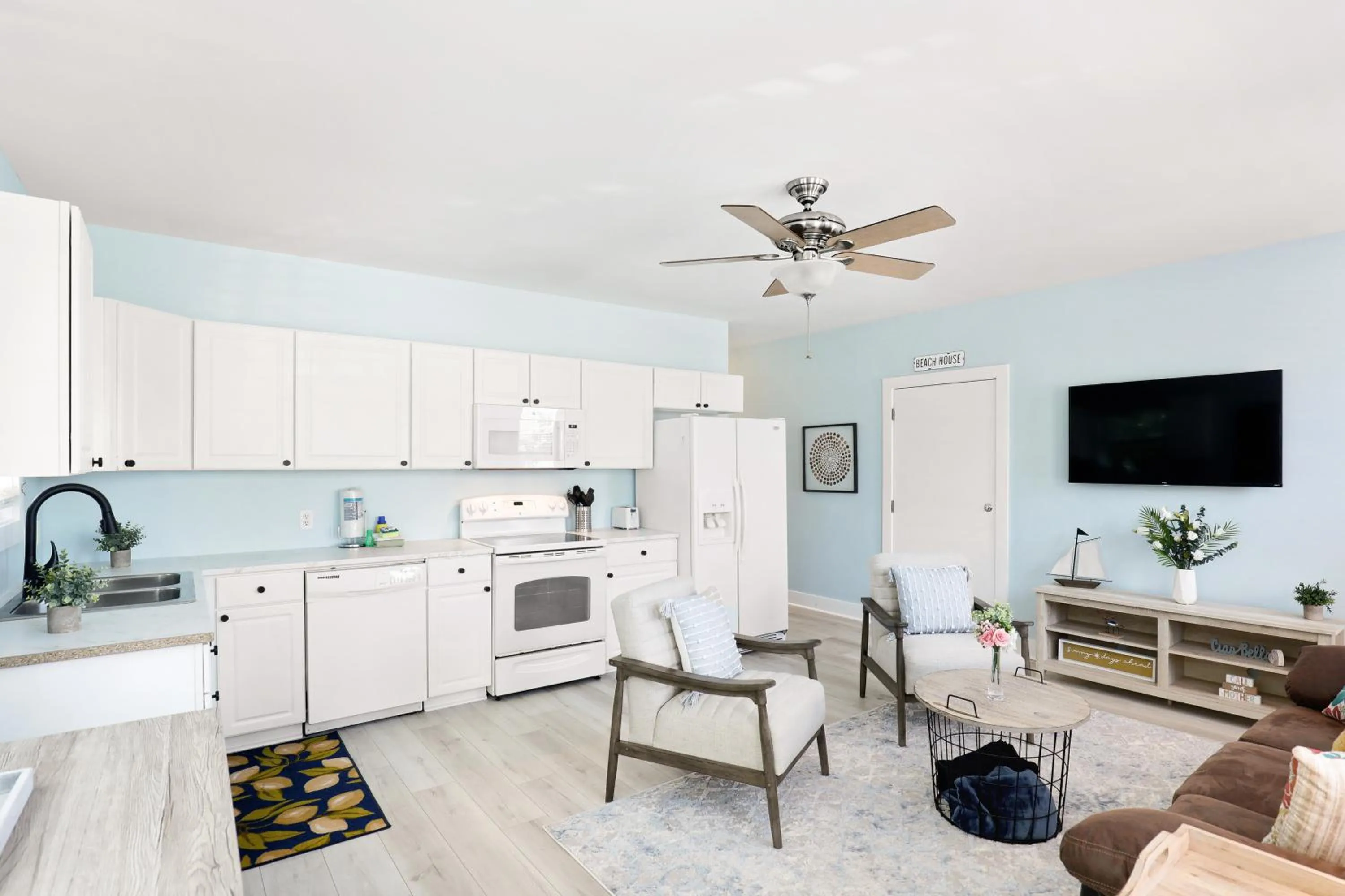 Salty Shack Unit A Dog Friendly Home Across from the Beach - Central Location