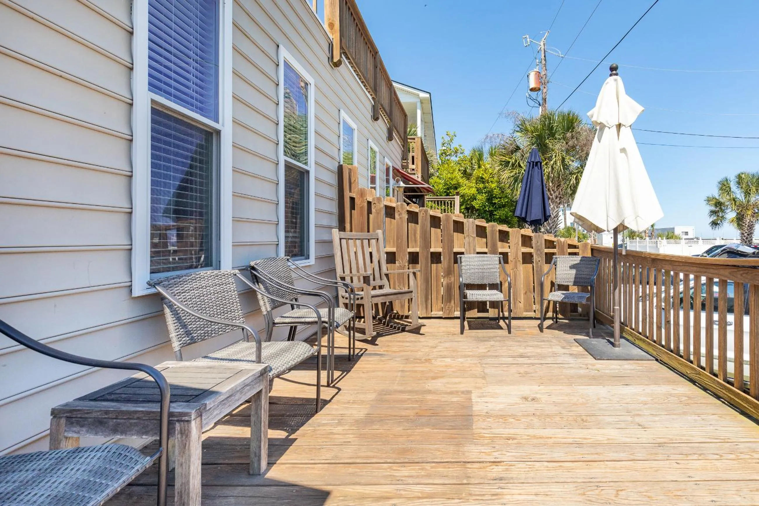 Salty Shack Unit A Dog Friendly Home Across from the Beach - Central Location