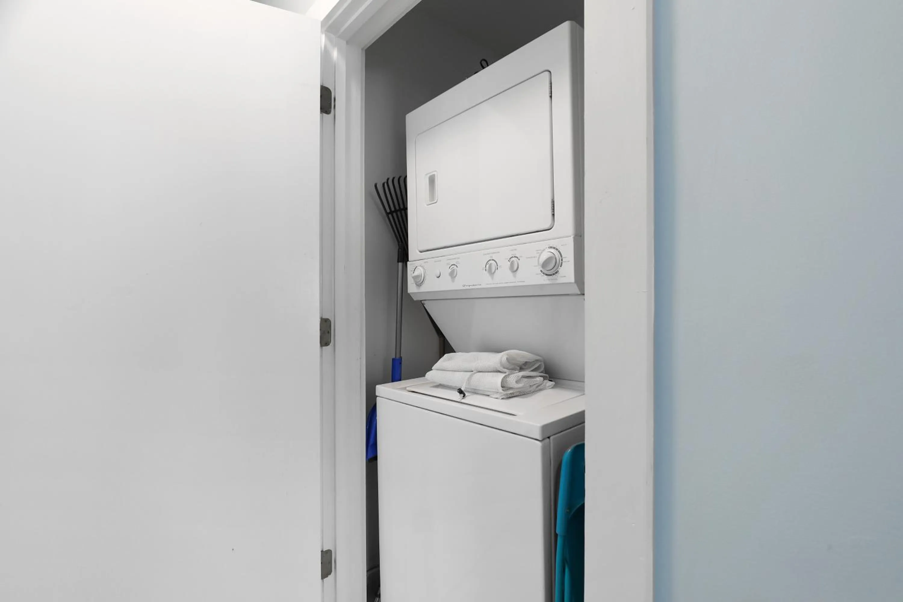 Salty Shack Unit A Dog Friendly Home Across from the Beach - Central Location