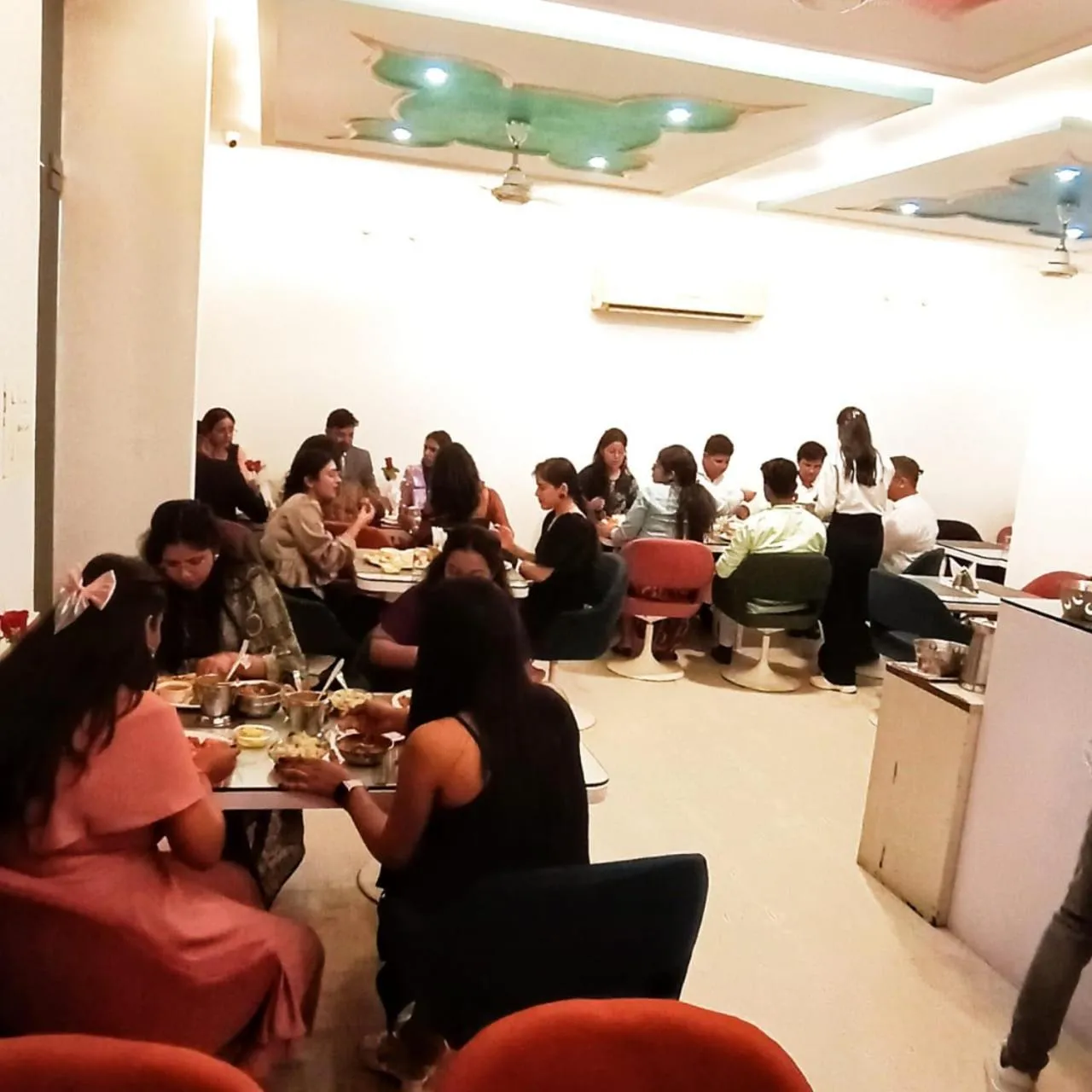 Restaurant/places to eat in Hotel Omni Plaza