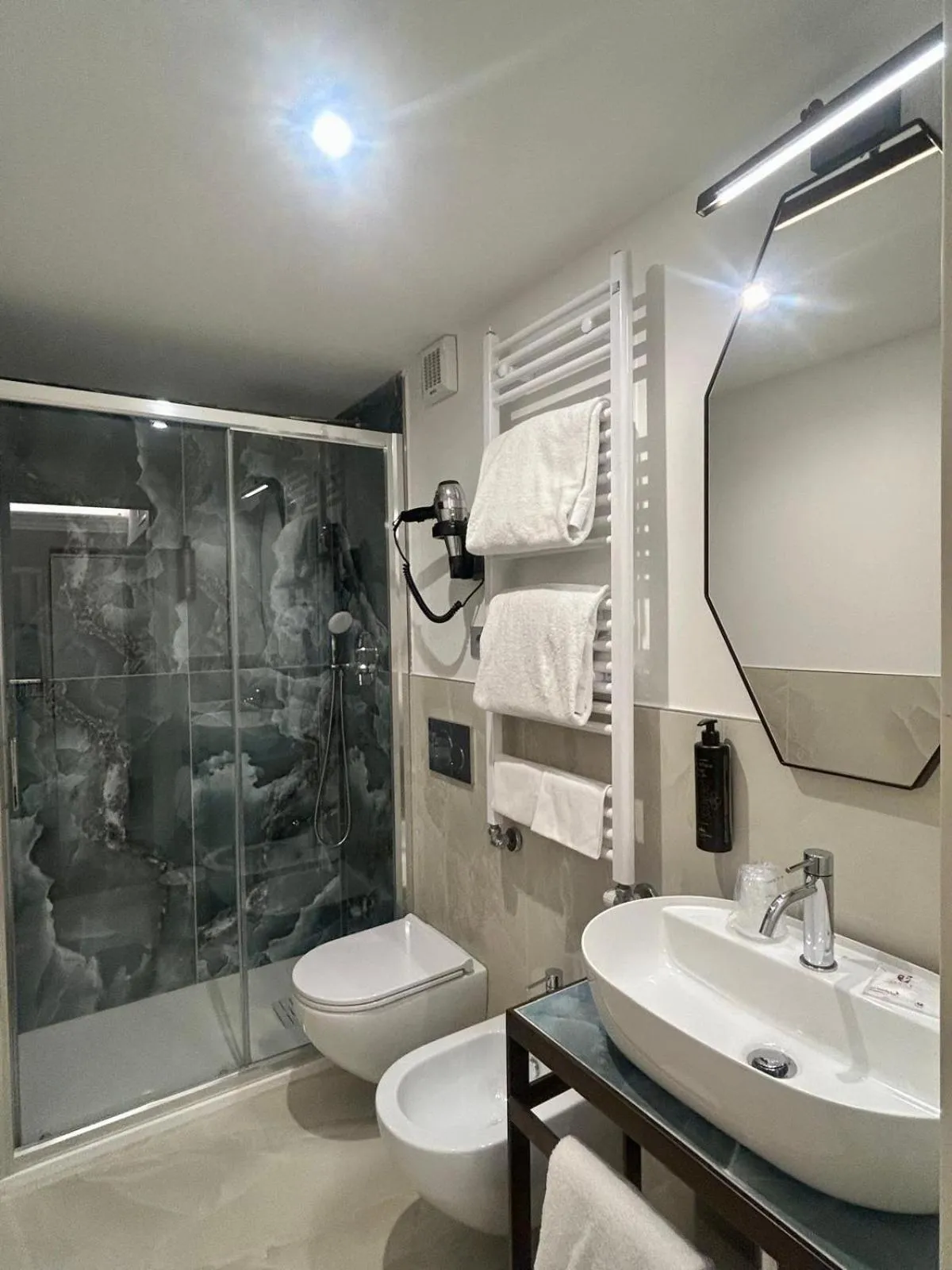 Shower in Albergo Cavalletto & Doge Orseolo