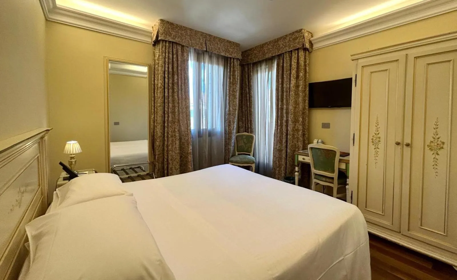 Bed in Albergo Cavalletto & Doge Orseolo