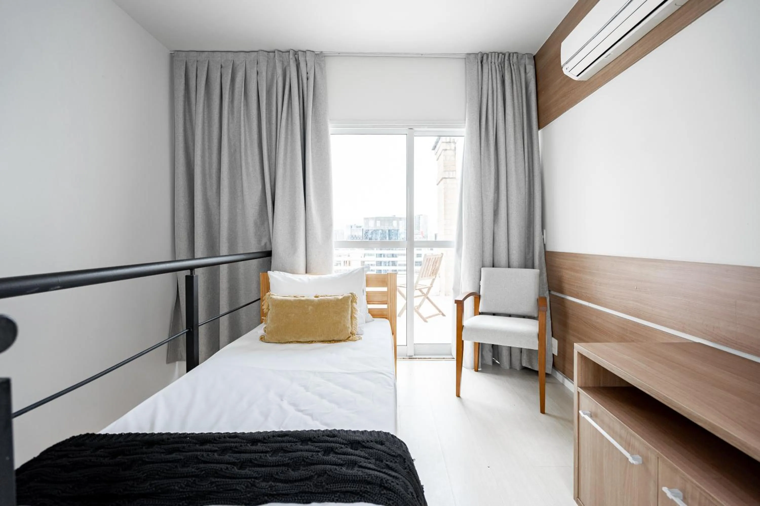 Bed in Charlie NYC Berrini