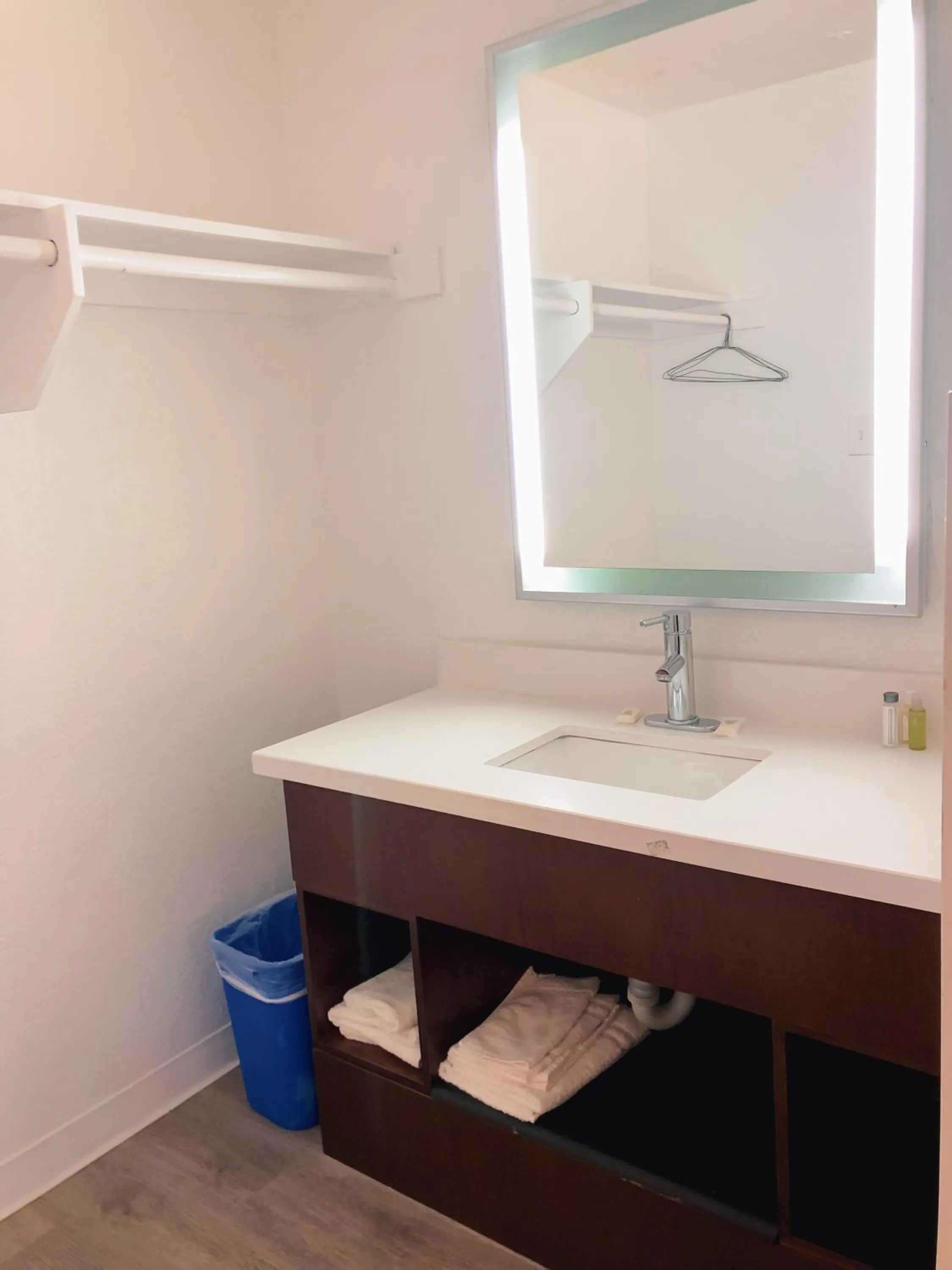 Bathroom in Super 8 by Wyndham San Jose Airport