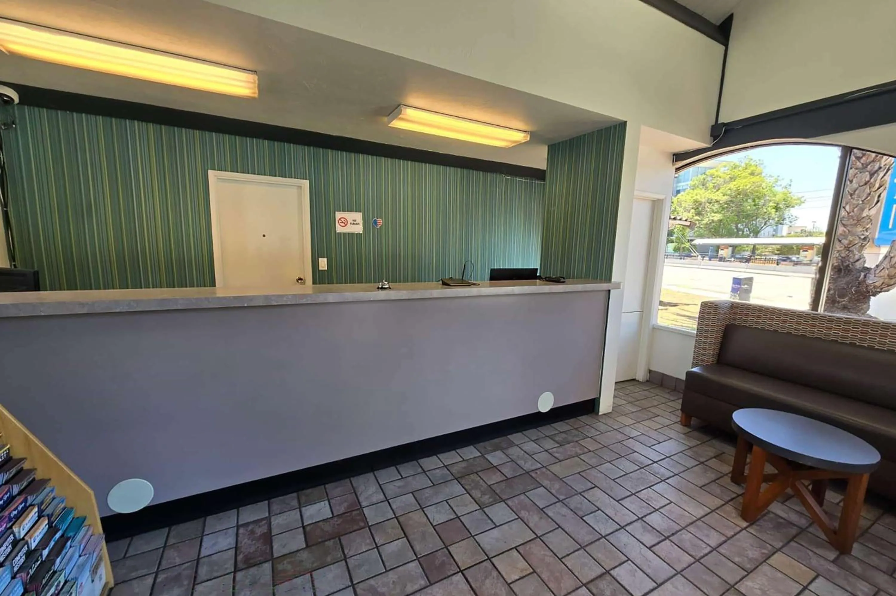 Lobby or reception in Super 8 by Wyndham San Jose Airport