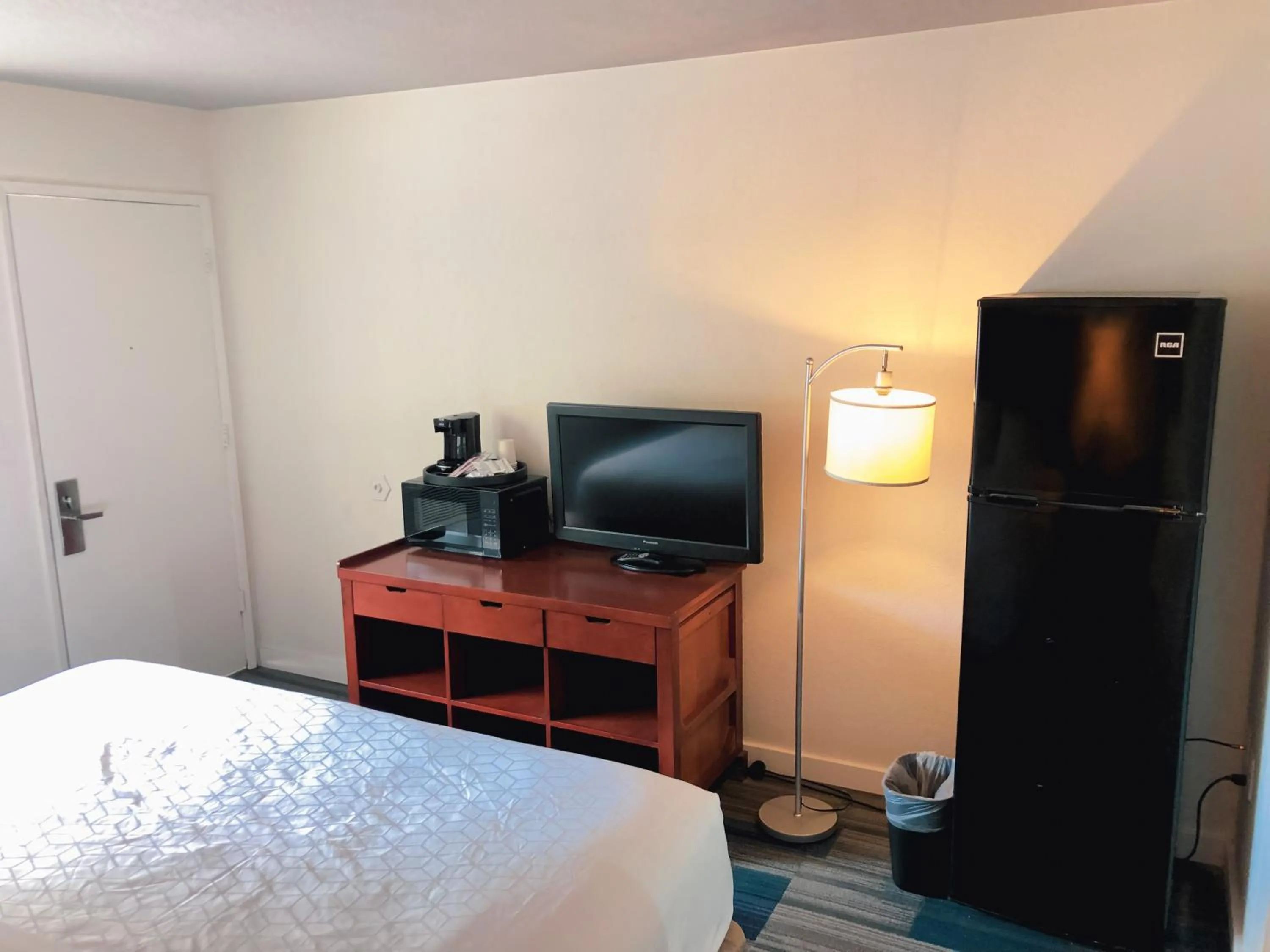 TV and multimedia, Bed in Super 8 by Wyndham San Jose Airport
