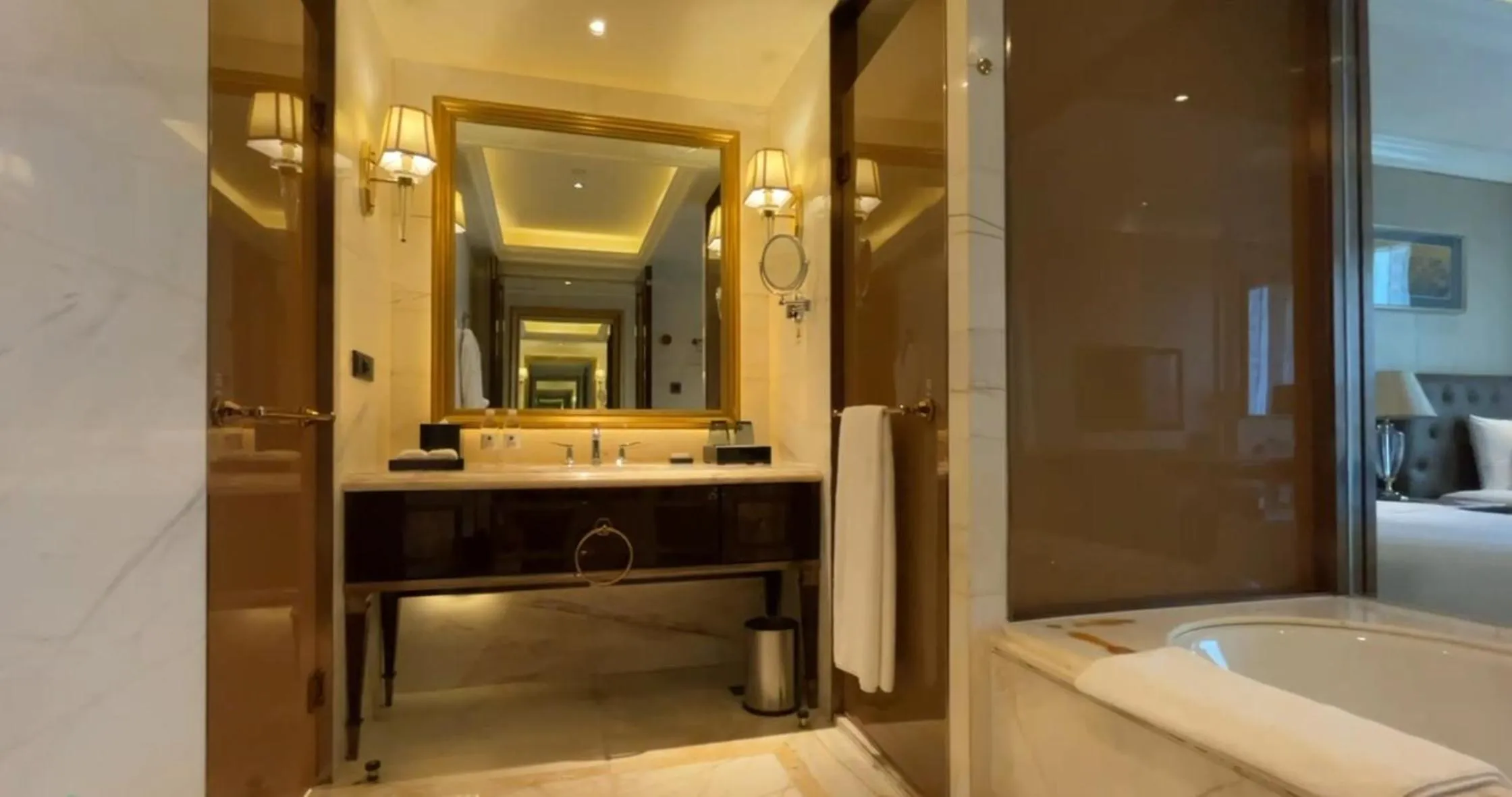 Bathroom, Bed in Wanda Vista Shenyang