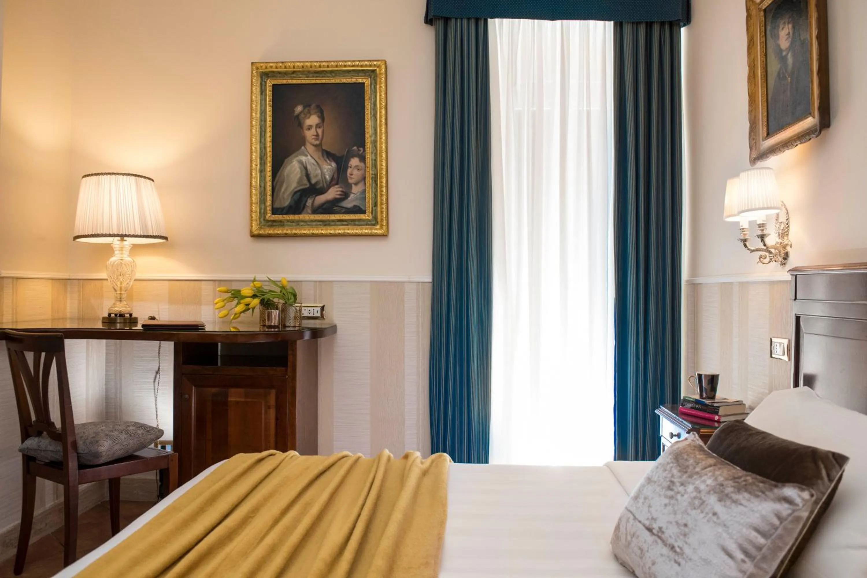 Decorative detail, Bed in Hotel Des Artistes Roma