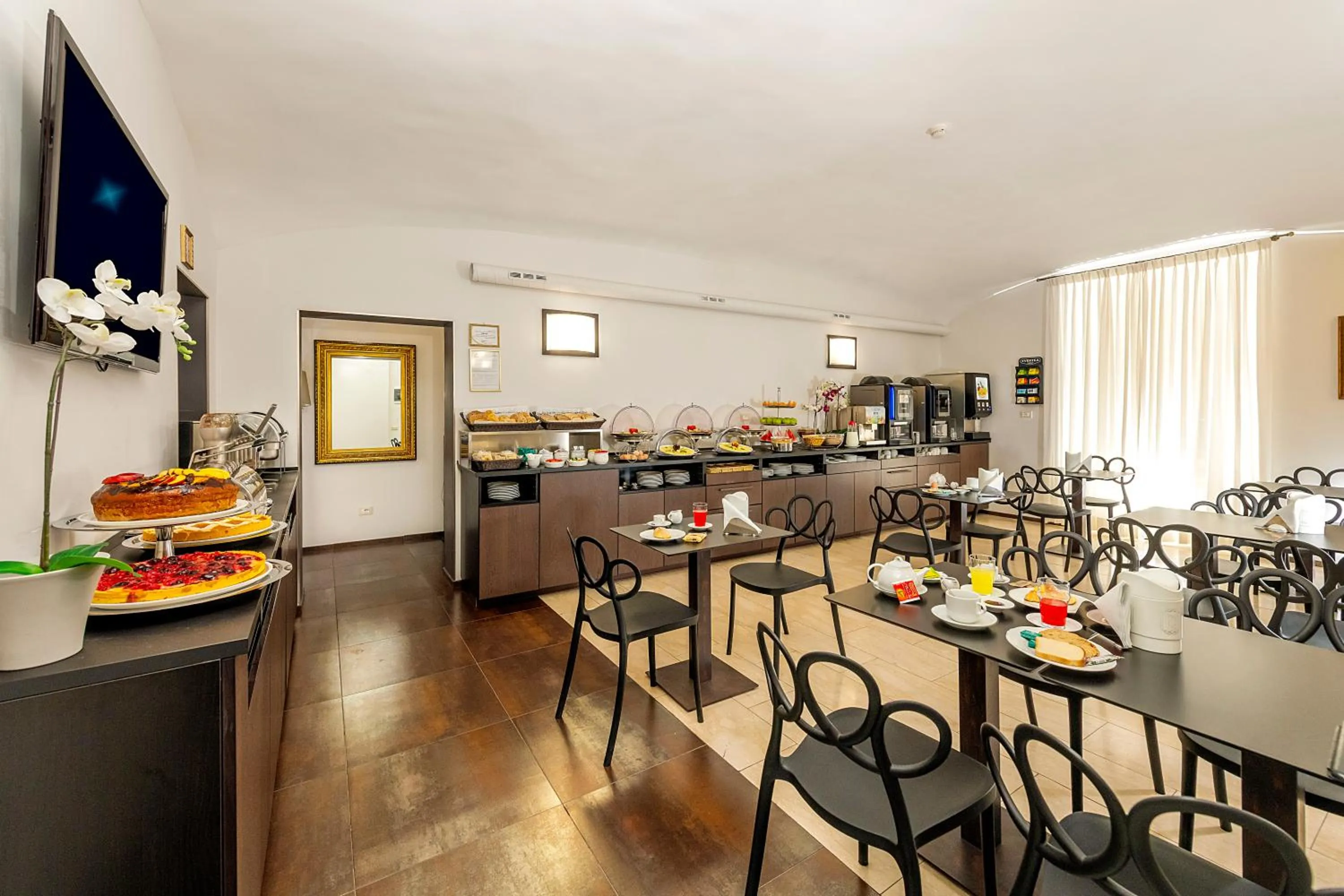 Restaurant/places to eat in Hotel Des Artistes Roma