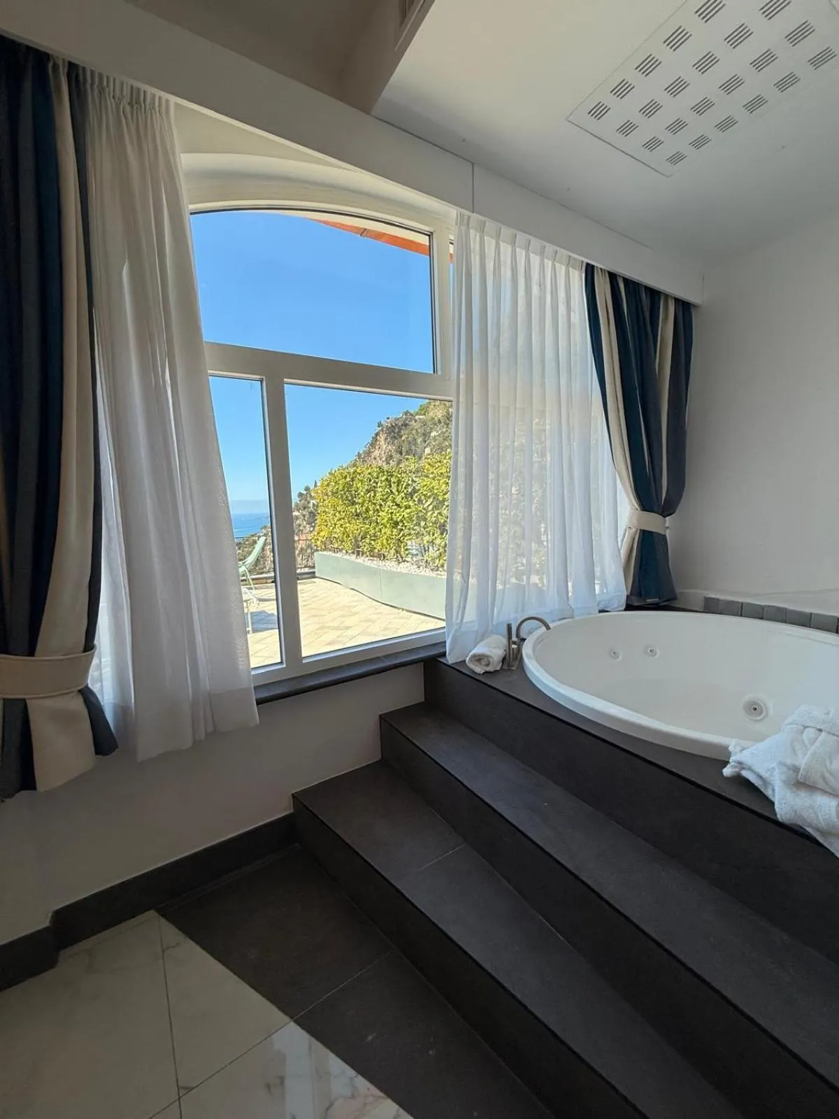 Bed in Positano Art Hotel Pasitea