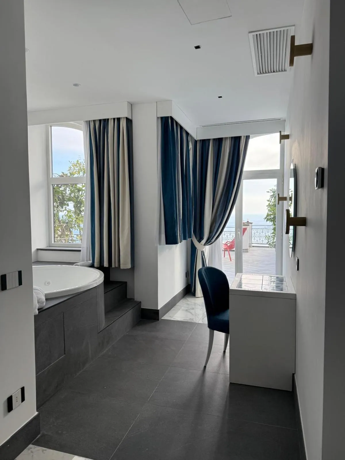 Bed in Positano Art Hotel Pasitea