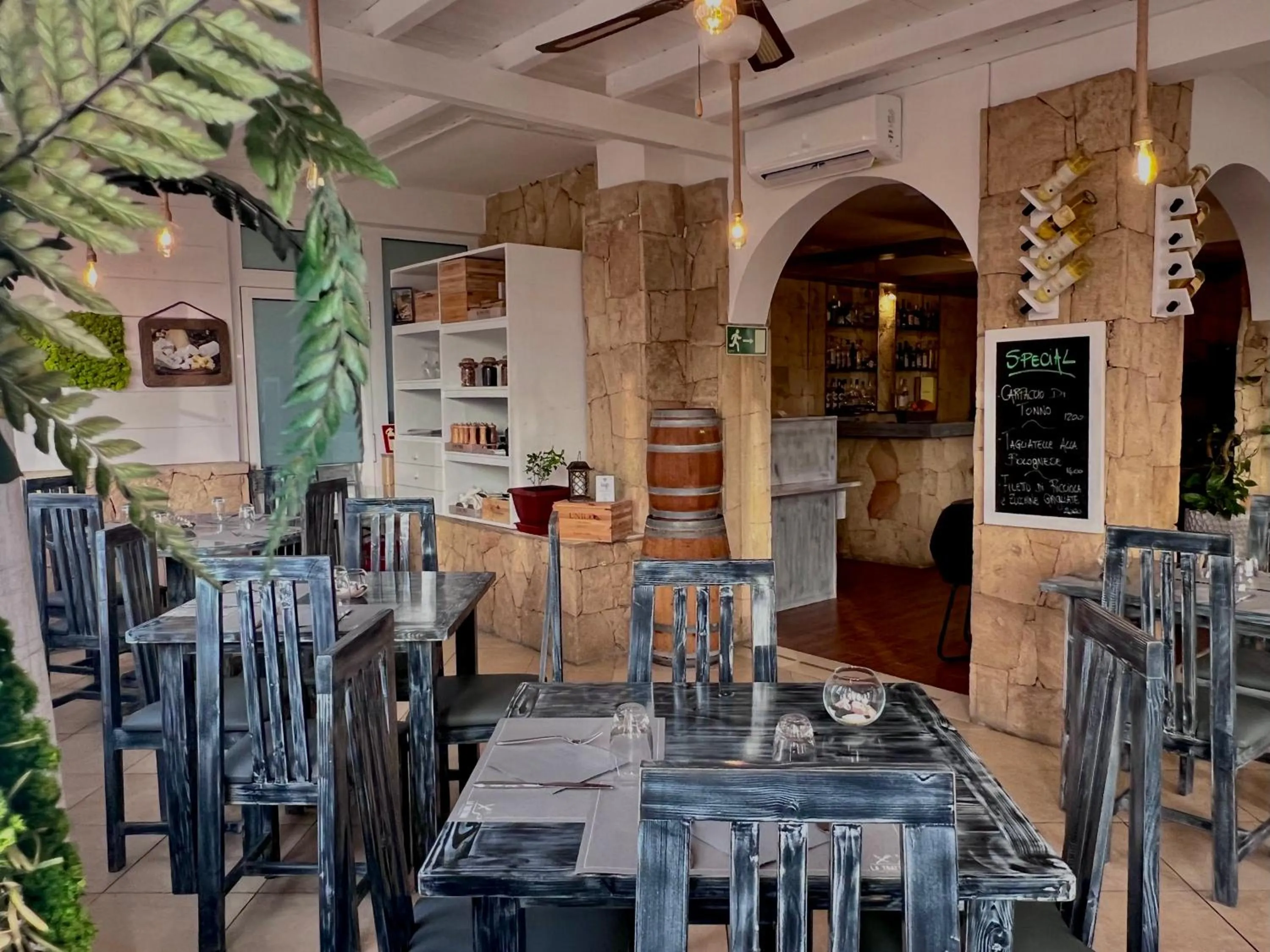 Restaurant/places to eat in Branco Suites - Rooms & Holiday Apartments