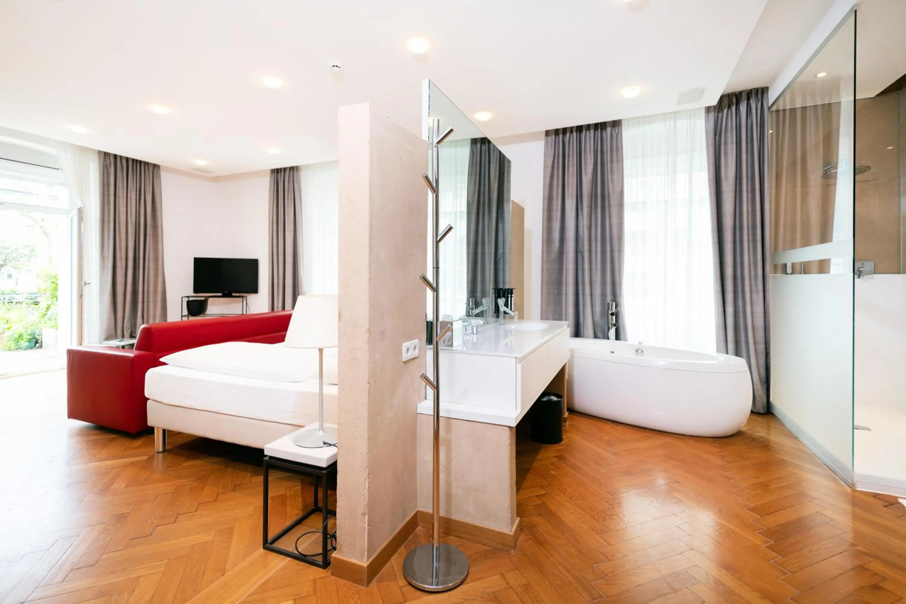 Bathroom, Bed in Hotel Aurora