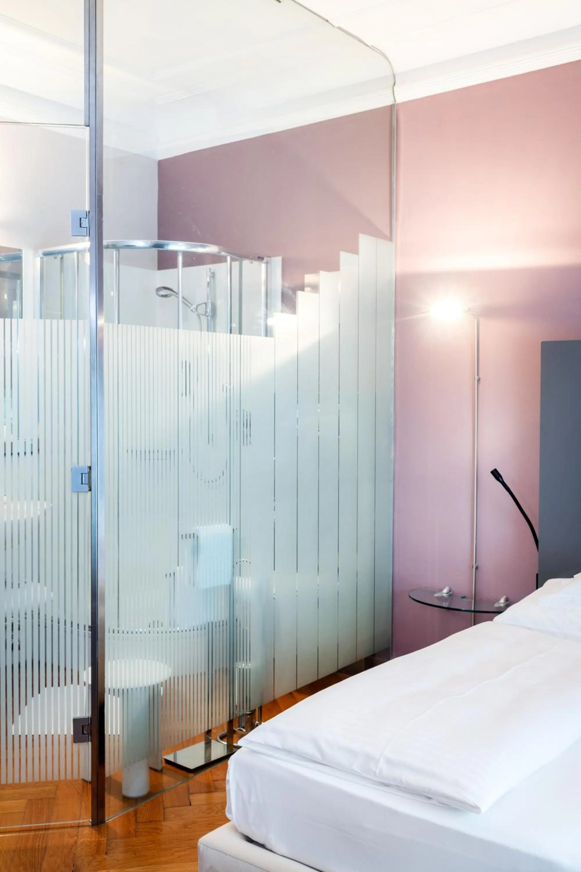 Bathroom, Bed in Hotel Aurora