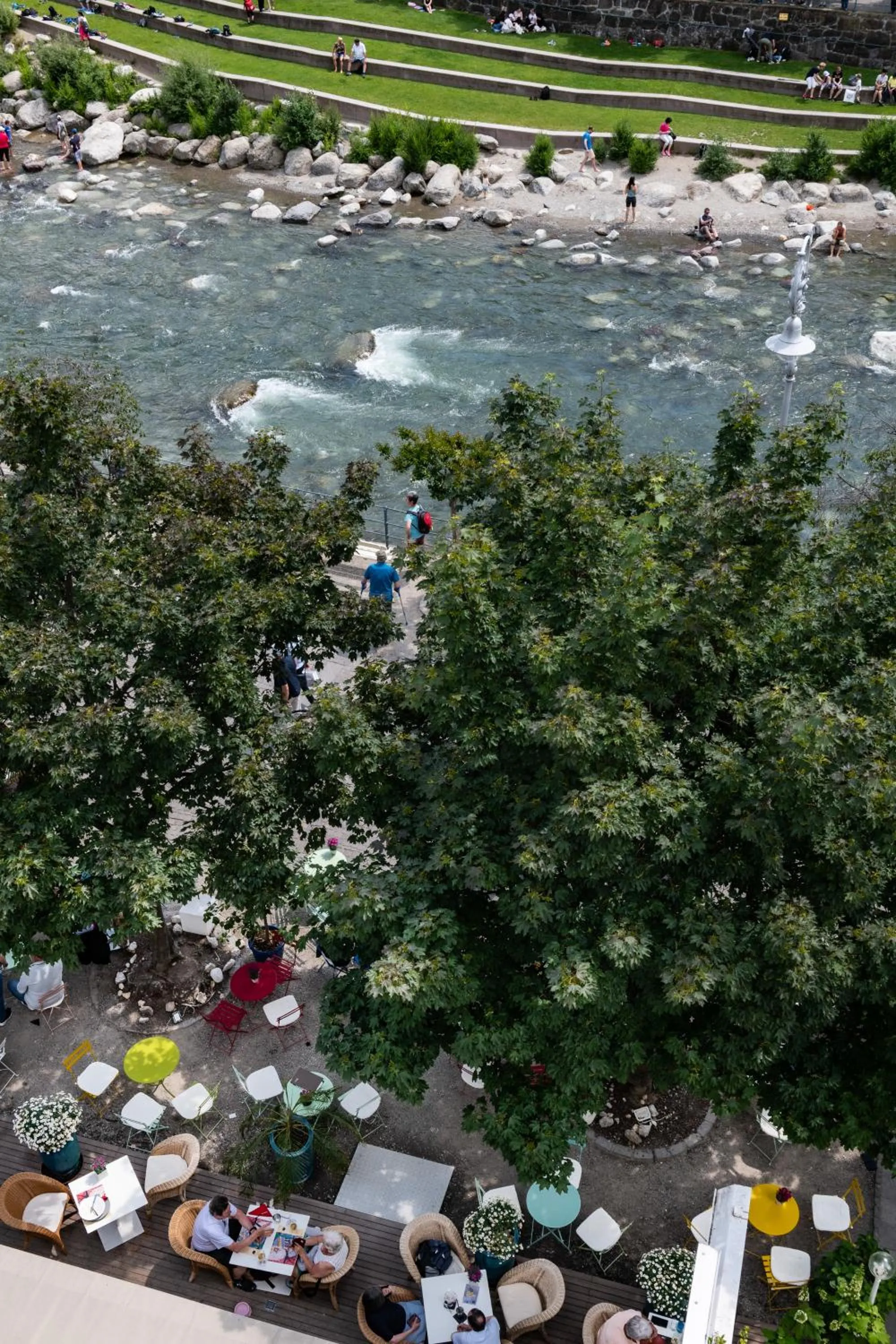 Restaurant/places to eat in Hotel Aurora