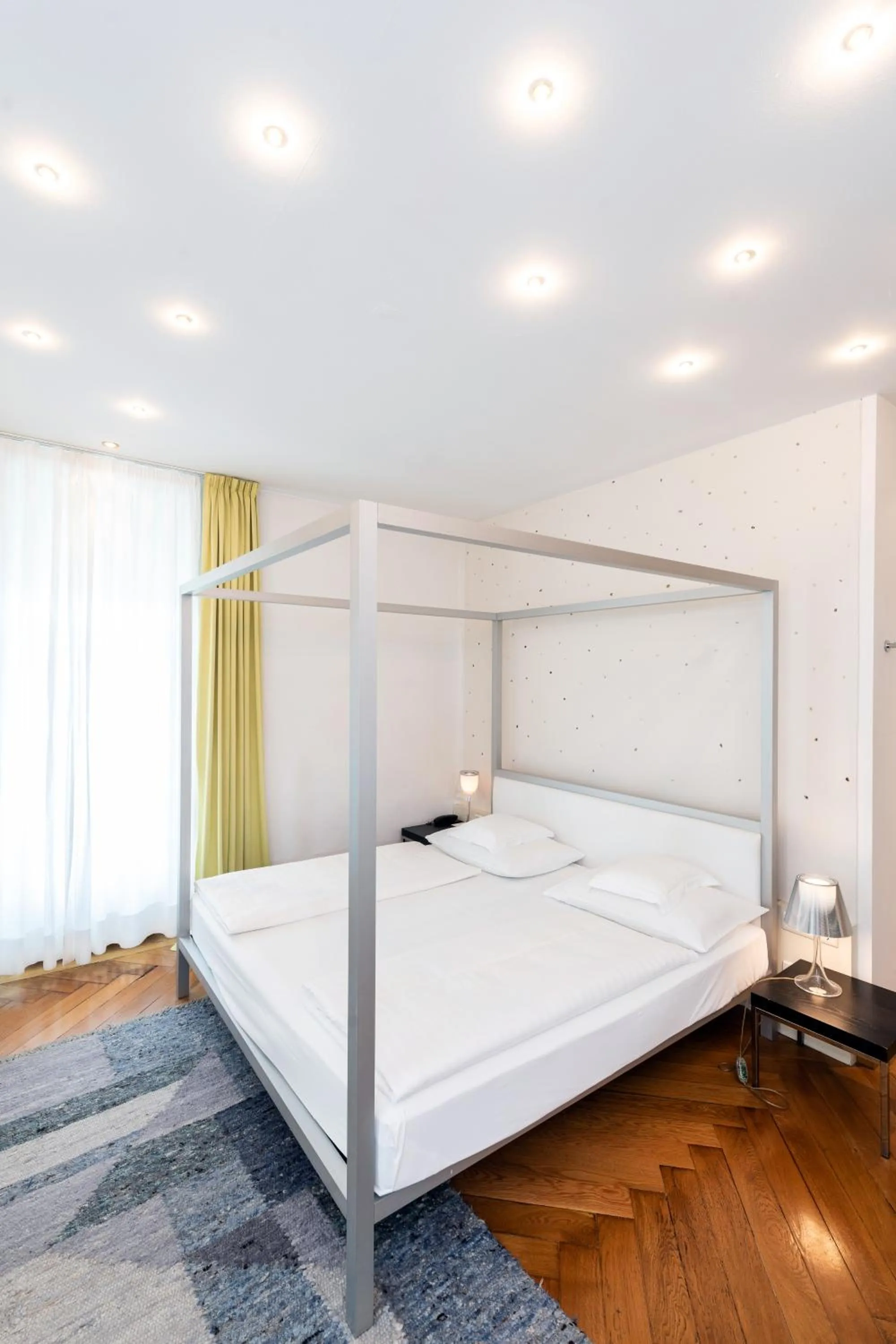 Bathroom, Bed in Hotel Aurora