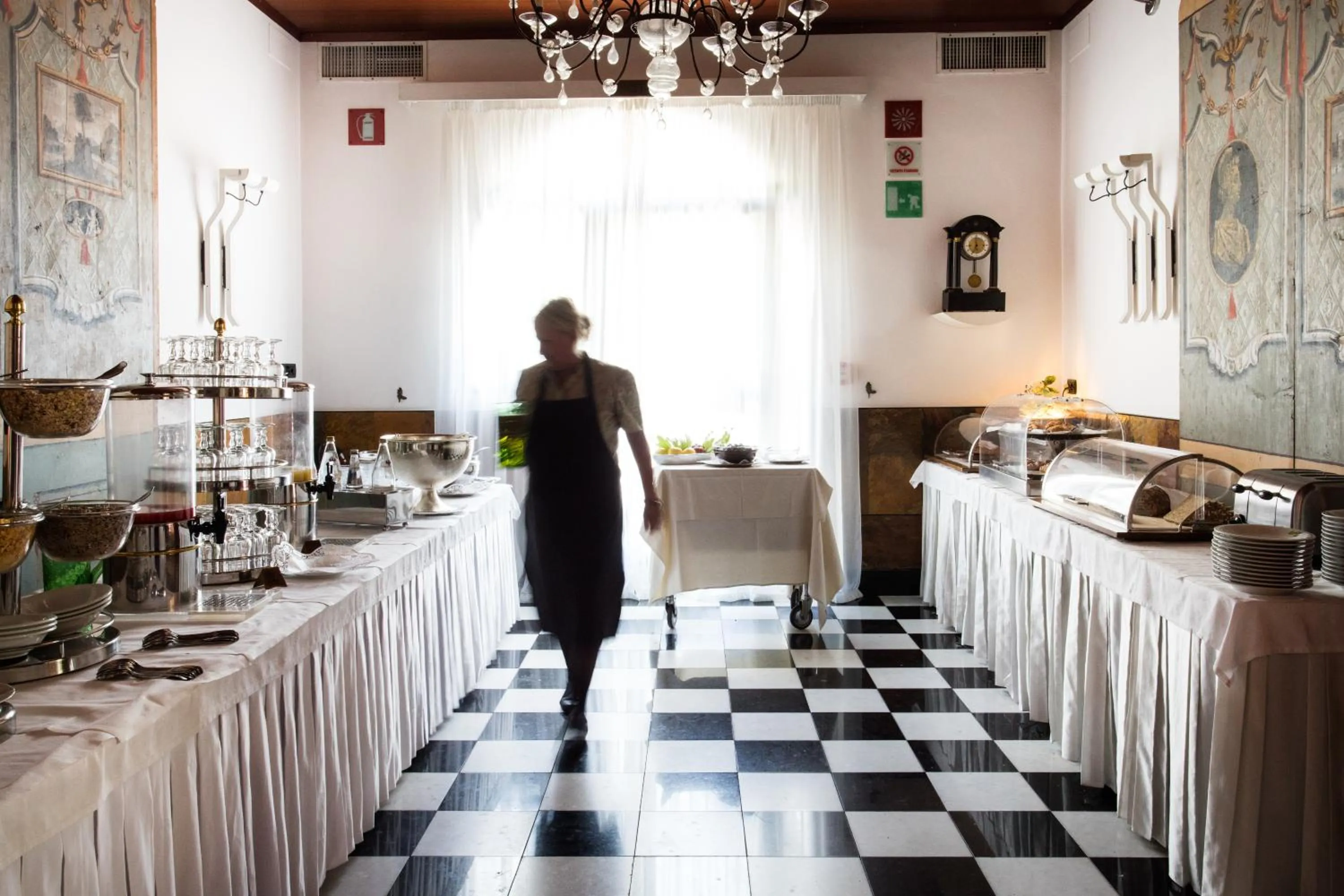 Buffet breakfast in Residenza d'Epoca Albergo Quattro Fontane