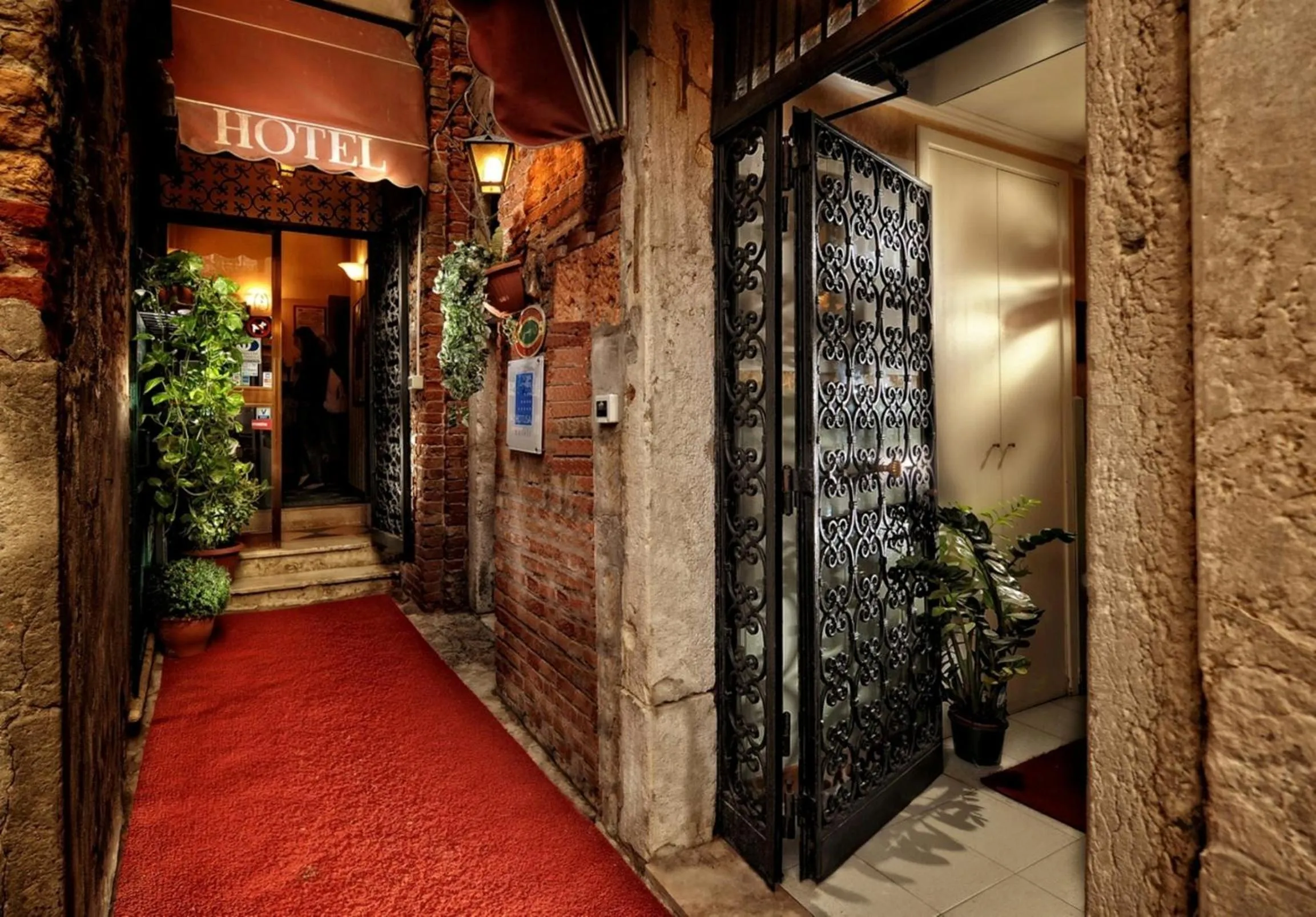 Facade/entrance in Hotel Tintoretto