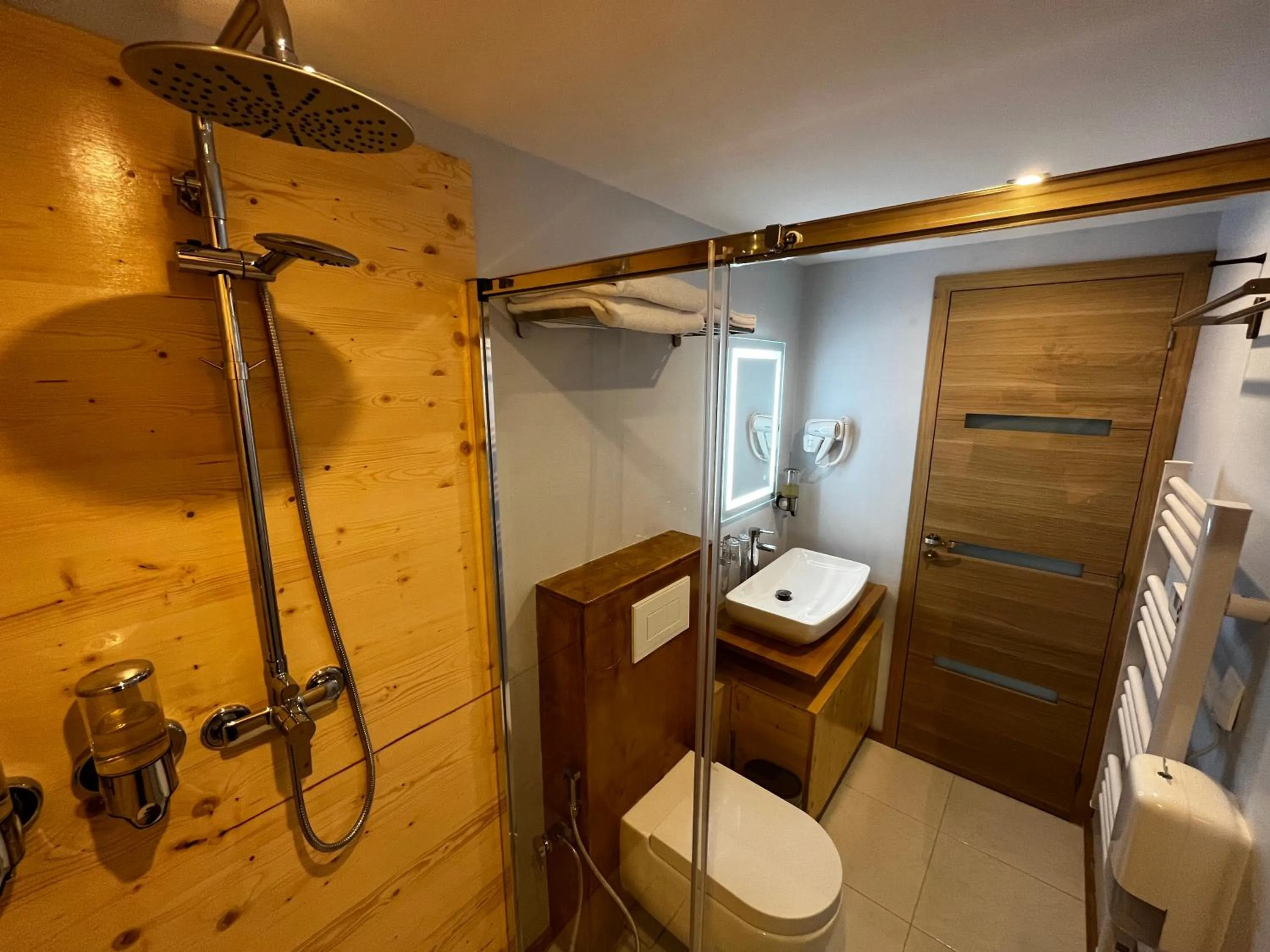 Shower in 9WAGRAM Hotel Boutique