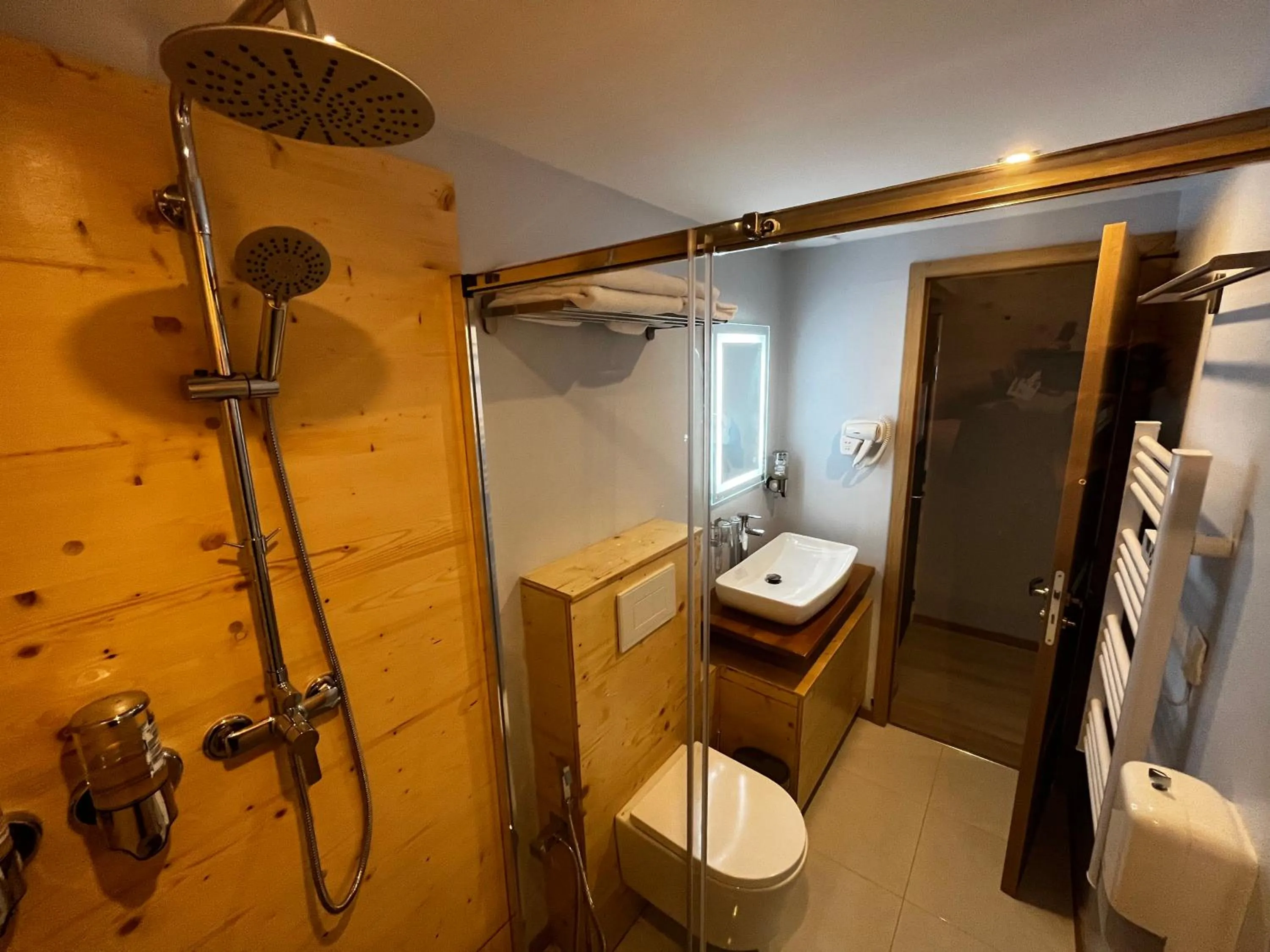 Shower in 9WAGRAM Hotel Boutique