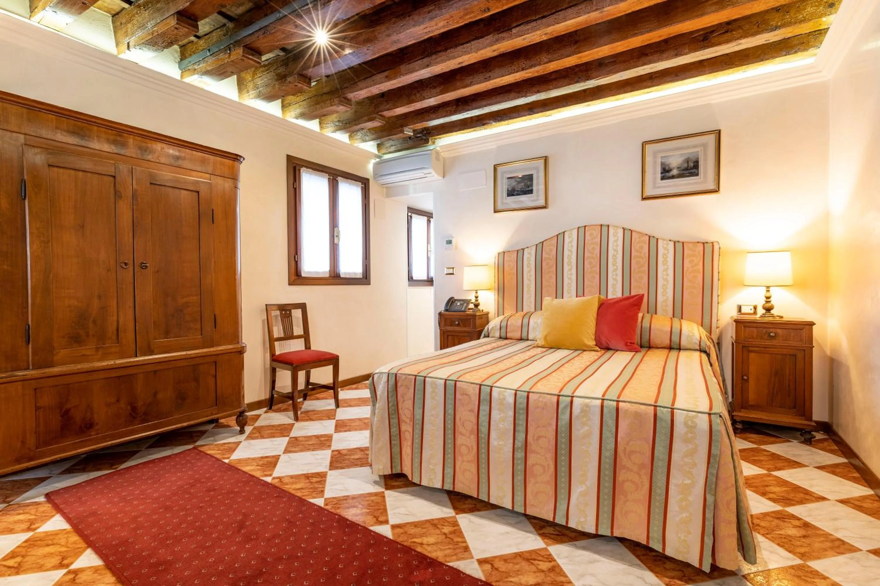 Photo of the whole room, Bed in Palazzo Schiavoni Residenza d'epoca & Suite-Apartments