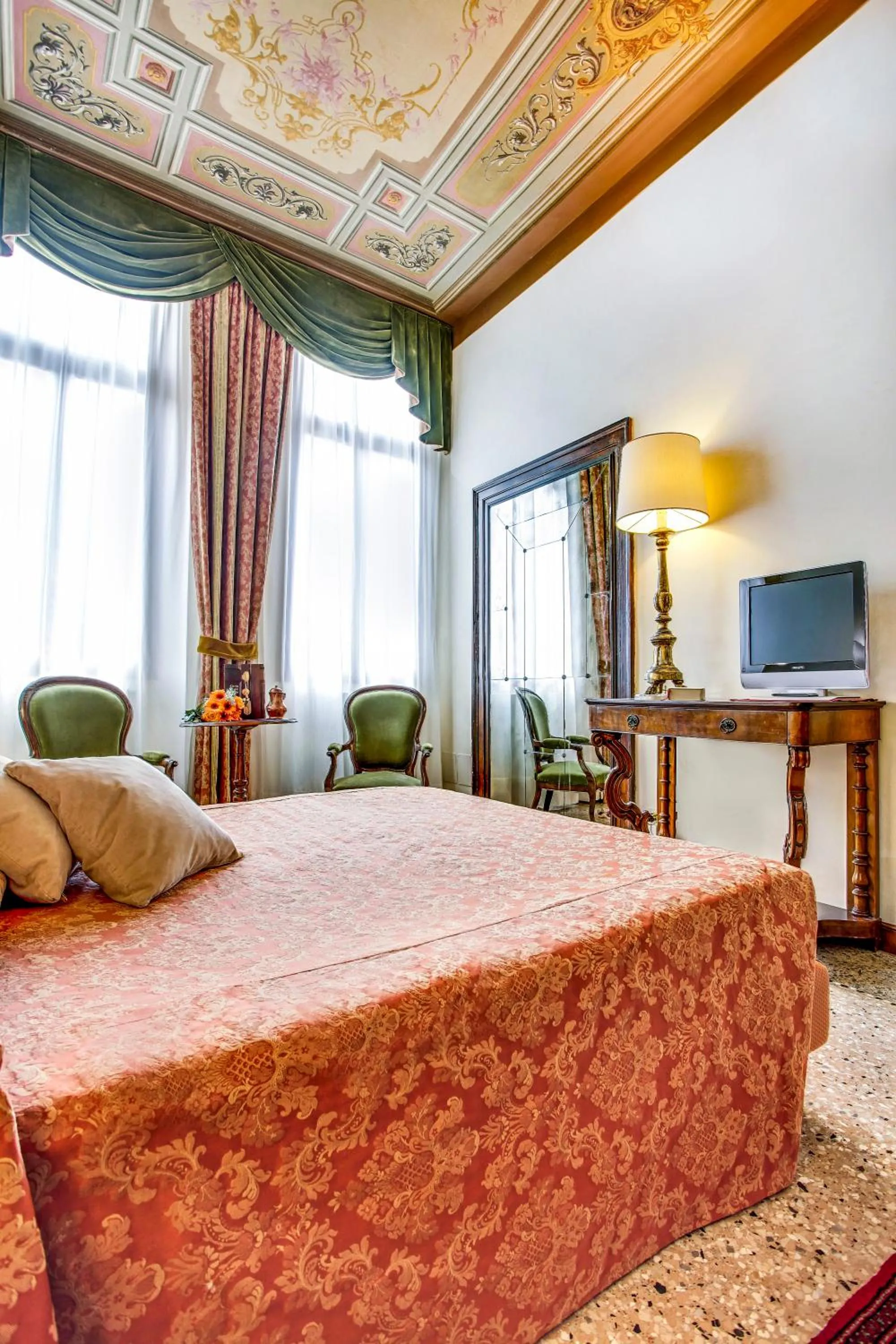 Photo of the whole room, Bed in Palazzo Schiavoni Residenza d'epoca & Suite-Apartments