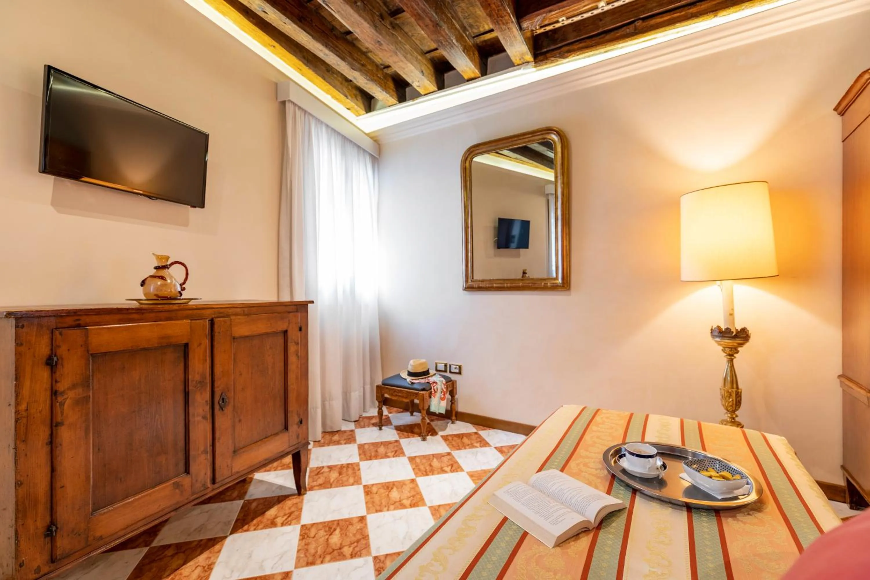 Photo of the whole room, Bed in Palazzo Schiavoni Residenza d'epoca & Suite-Apartments