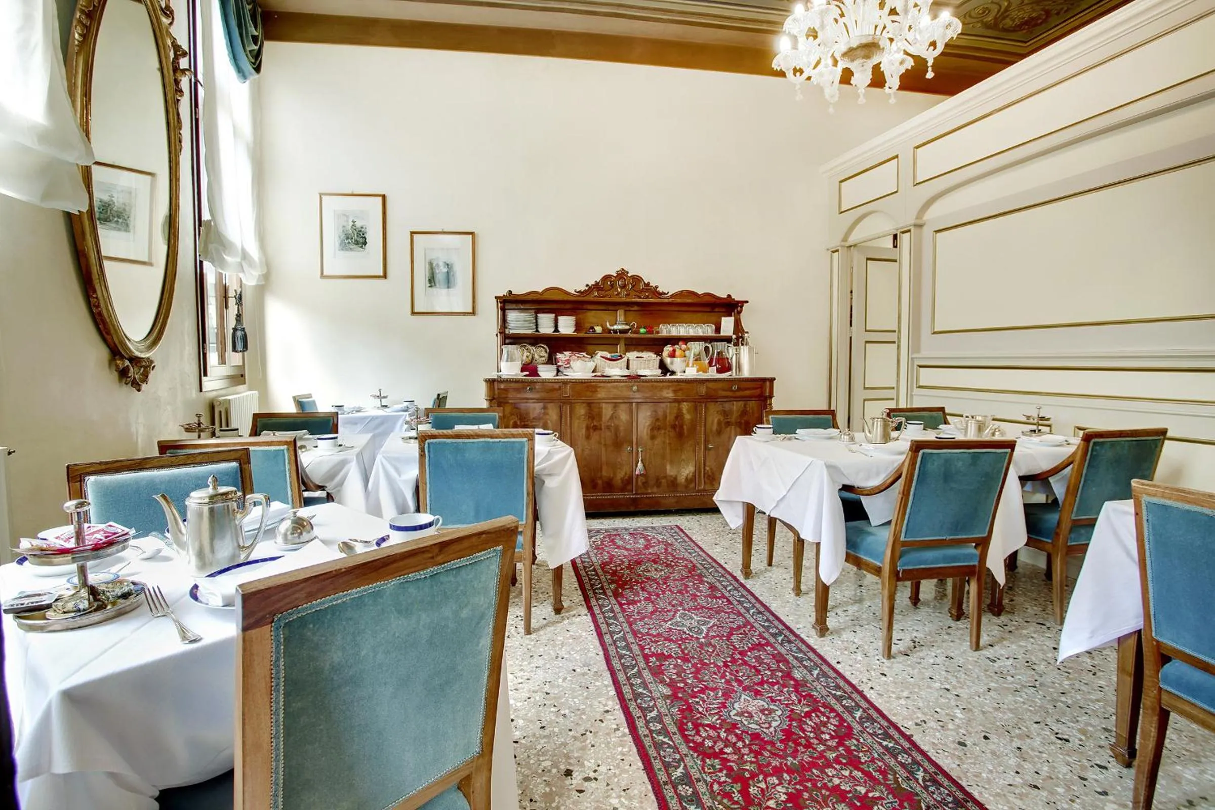 Restaurant/places to eat in Palazzo Schiavoni Residenza d'epoca & Suite-Apartments
