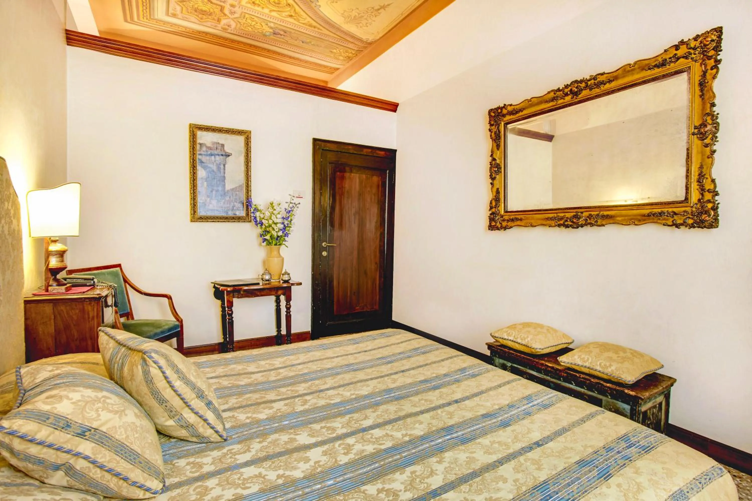 Photo of the whole room, Bed in Palazzo Schiavoni Residenza d'epoca & Suite-Apartments