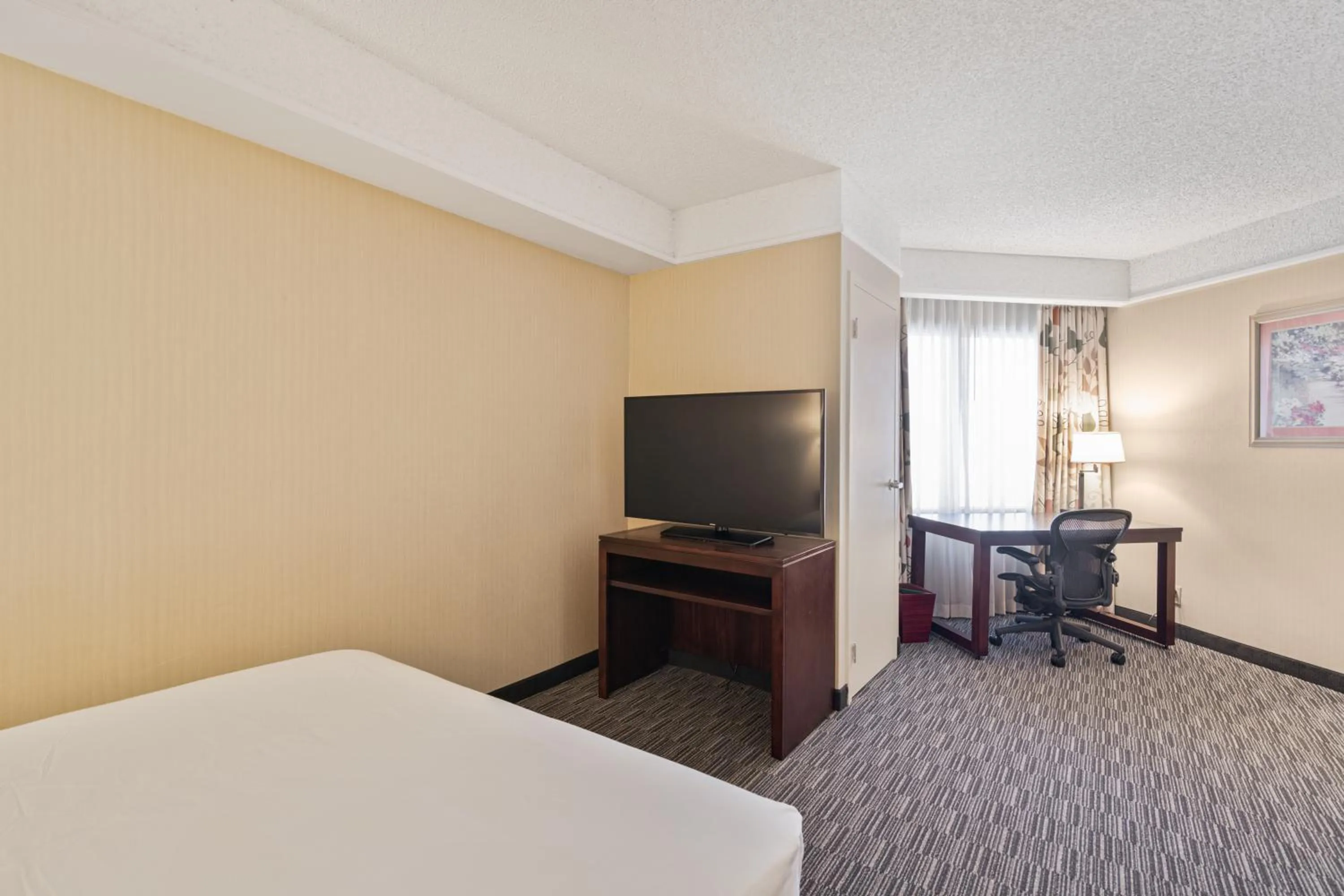 Bedroom, Bed in Harmony Suites Secaucus Meadowlands