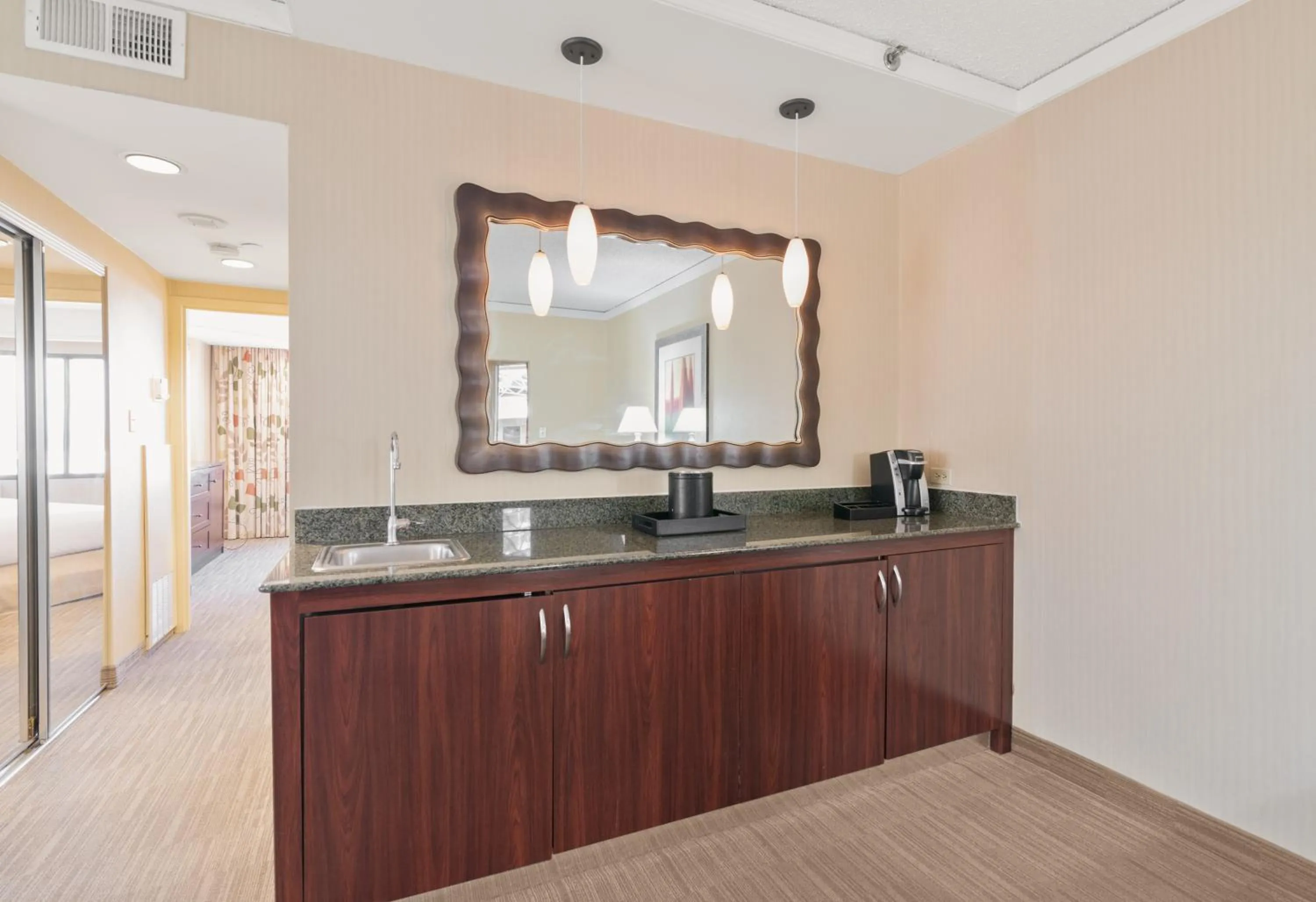 Kitchen or kitchenette in Harmony Suites Secaucus Meadowlands