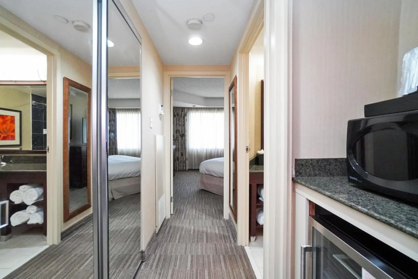 Kitchen or kitchenette, Bed in Harmony Suites Secaucus Meadowlands