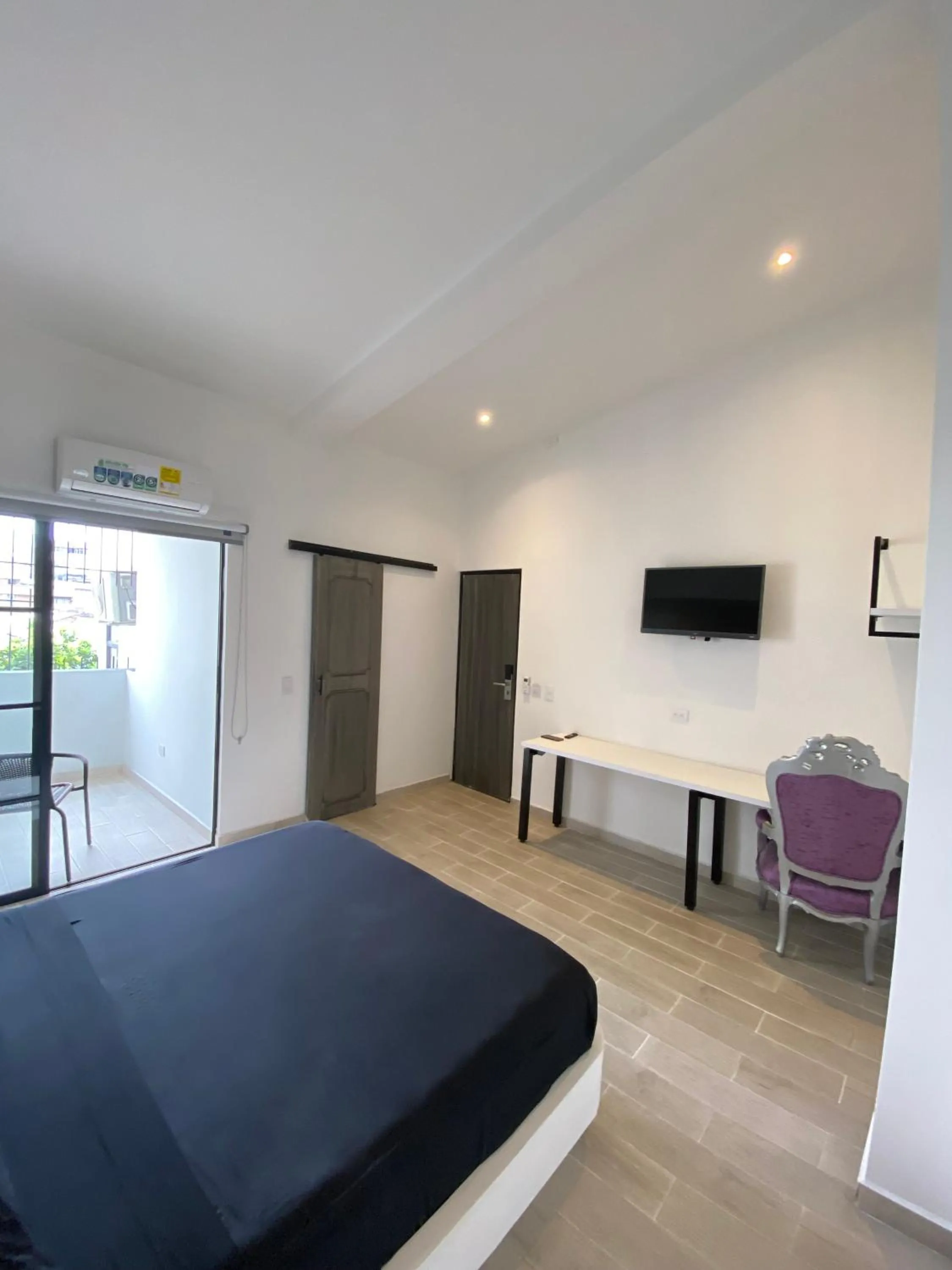 Shower, Bed in Hotel 14-04