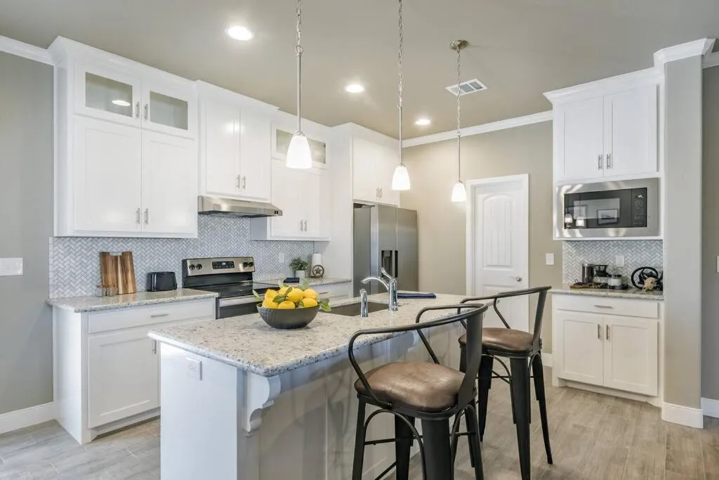 Kitchen or kitchenette in Beautifully Decorated New Home, King Bed, Washer/Dryer & Fully Stocked Kitchen