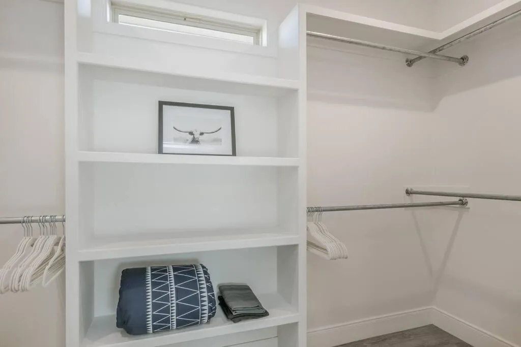 Bedroom in Beautifully Decorated New Home, King Bed, Washer/Dryer & Fully Stocked Kitchen