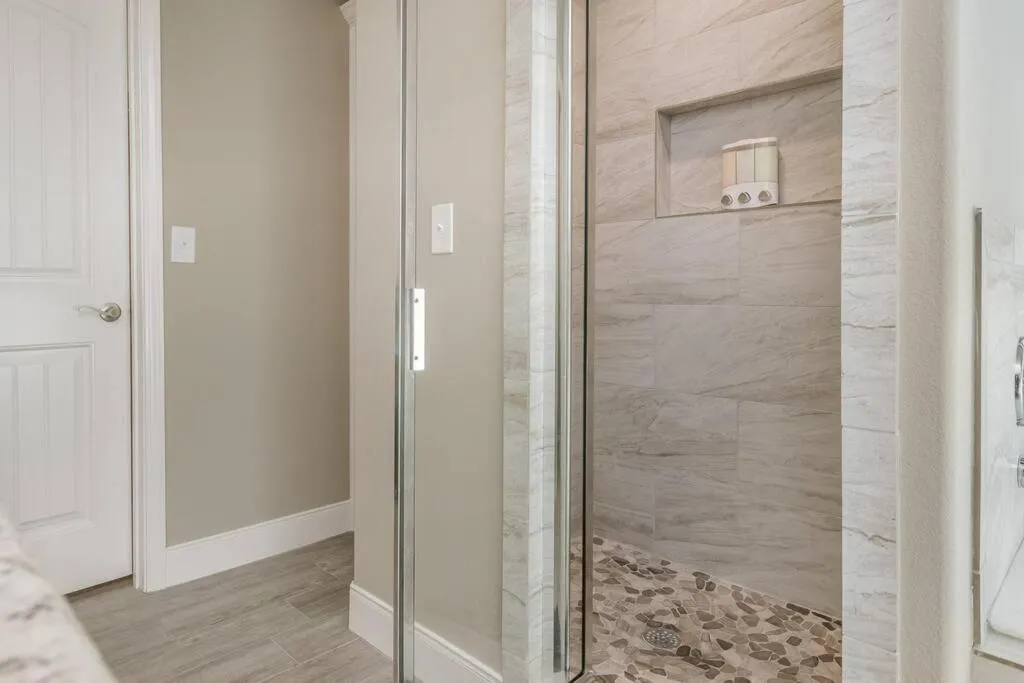 Shower in Beautifully Decorated New Home, King Bed, Washer/Dryer & Fully Stocked Kitchen