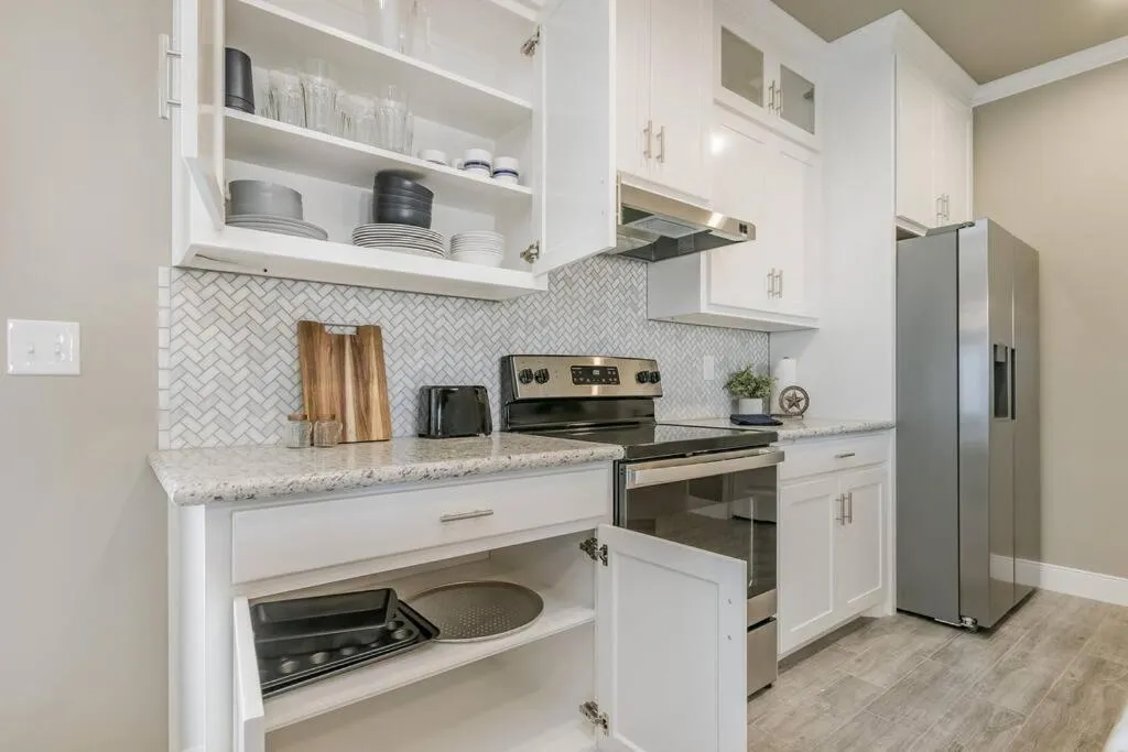 Kitchen or kitchenette in Beautifully Decorated New Home, King Bed, Washer/Dryer & Fully Stocked Kitchen
